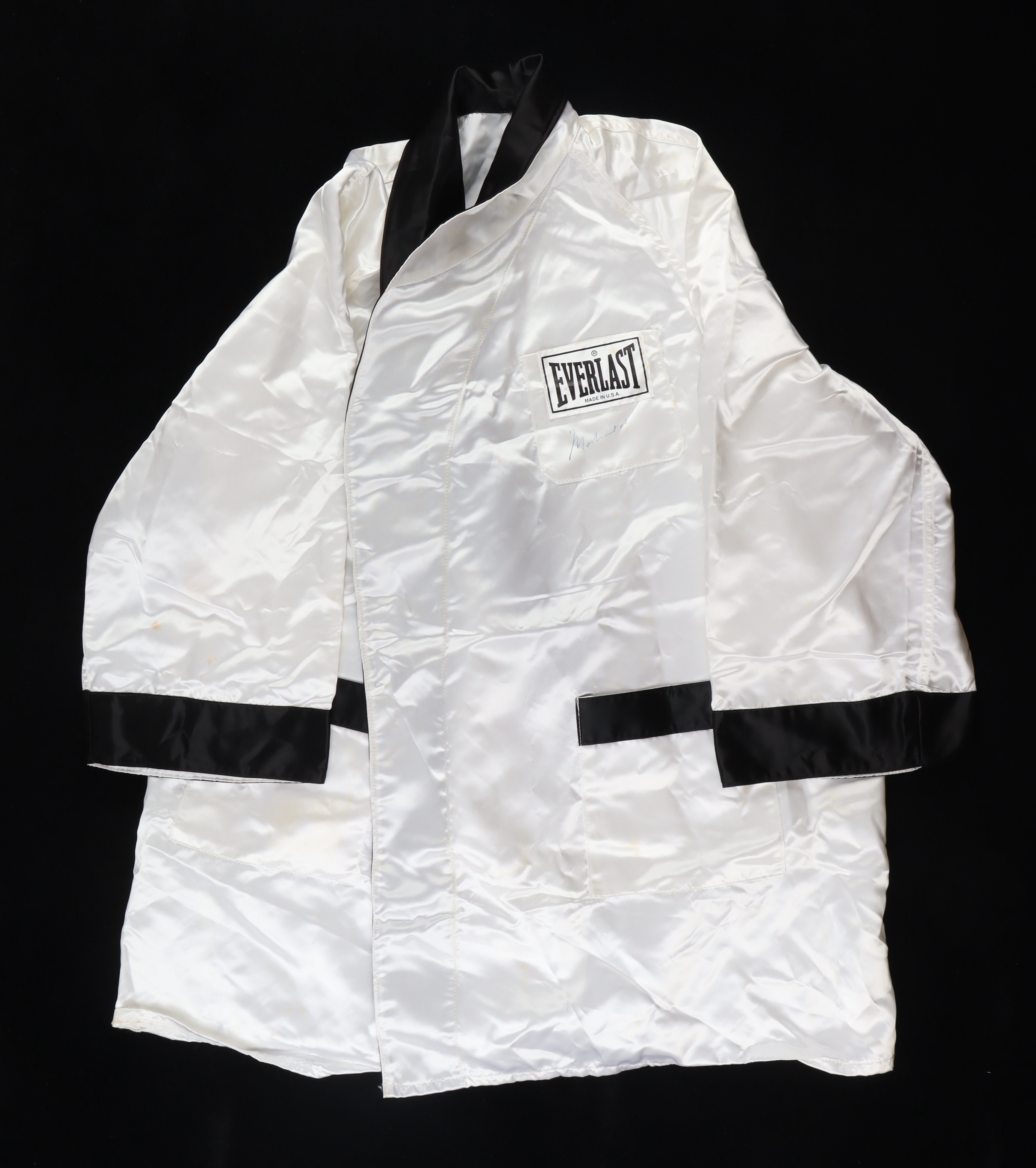 Muhammad Ali Signed Everlast Boxing Robe (Beckett) at PristineAuction.com Muhammad Ali Signed Everlast Boxing Robe (Beckett) at PristineAuction.com