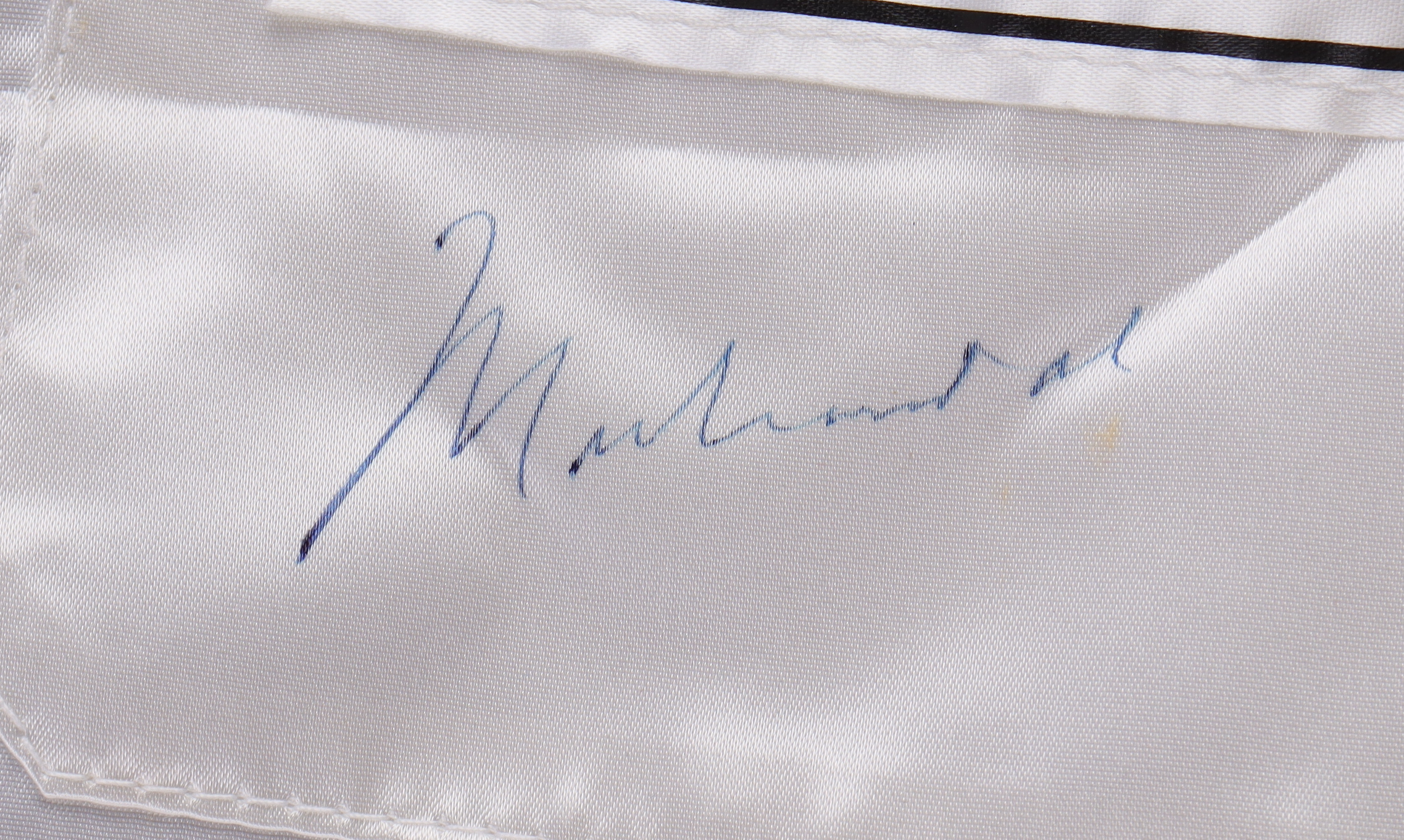 Muhammad Ali Signed Everlast Boxing Robe (Beckett) at PristineAuction.com Muhammad Ali Signed Everlast Boxing Robe (Beckett) at PristineAuction.com