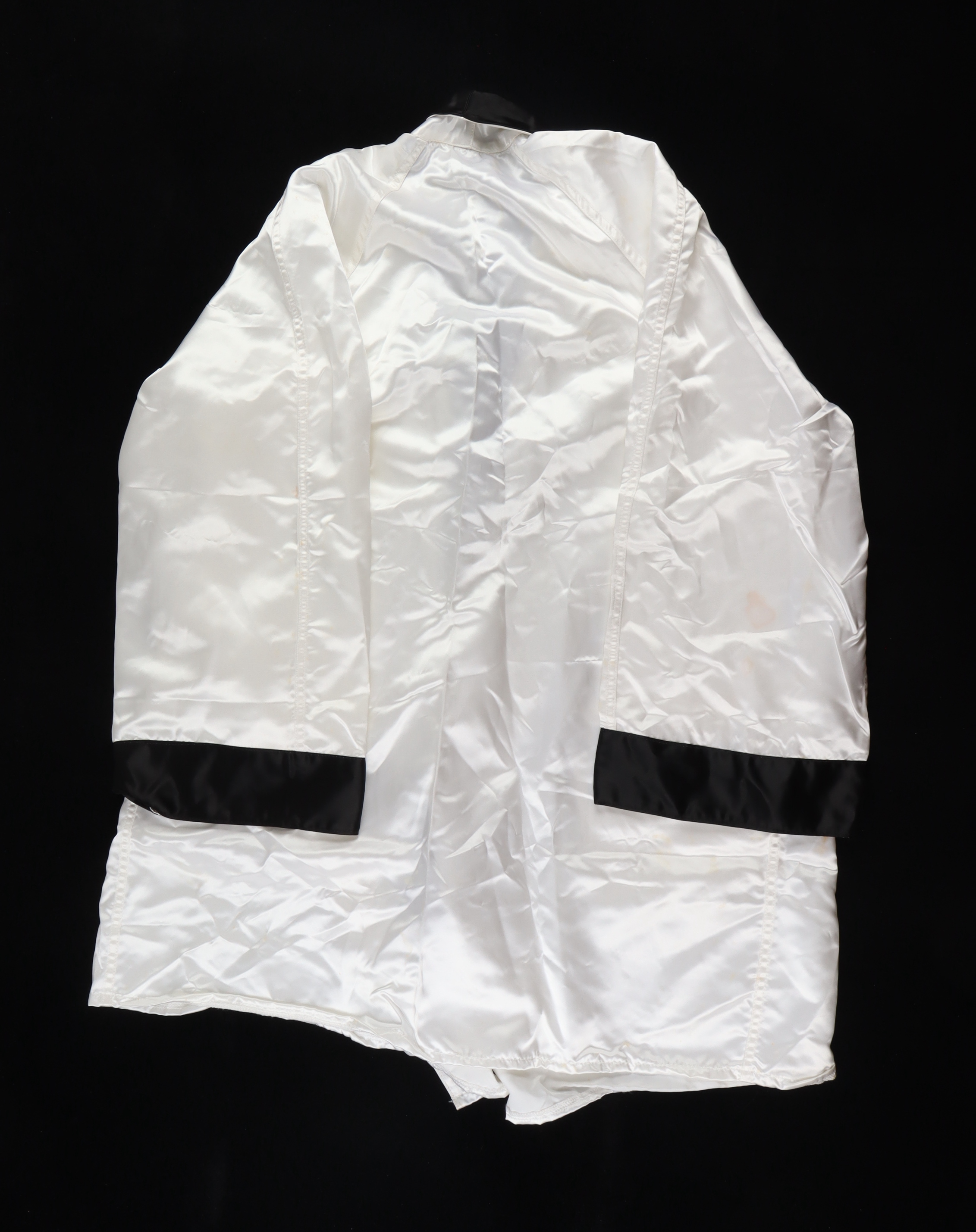 Muhammad Ali Signed Everlast Boxing Robe (Beckett) at PristineAuction.com Muhammad Ali Signed Everlast Boxing Robe (Beckett) at PristineAuction.com