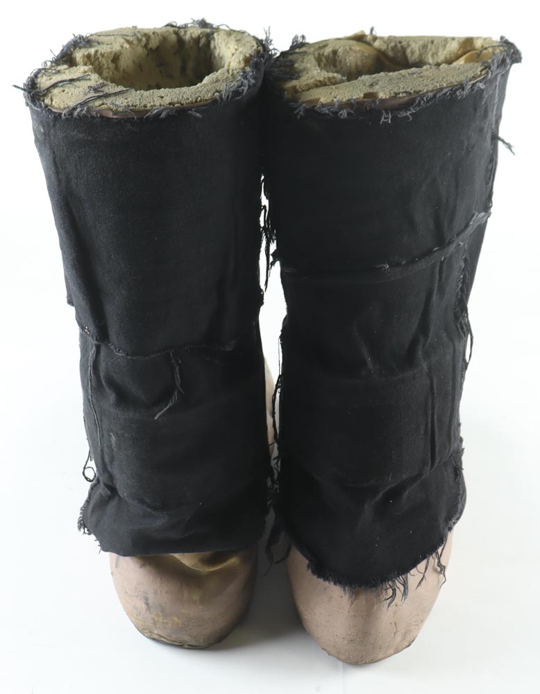 Alice Cooper Signed Pair of Prop Feet (JSA) at PristineAuction.com Alice Cooper Signed Pair of Prop Feet (JSA) at PristineAuction.com