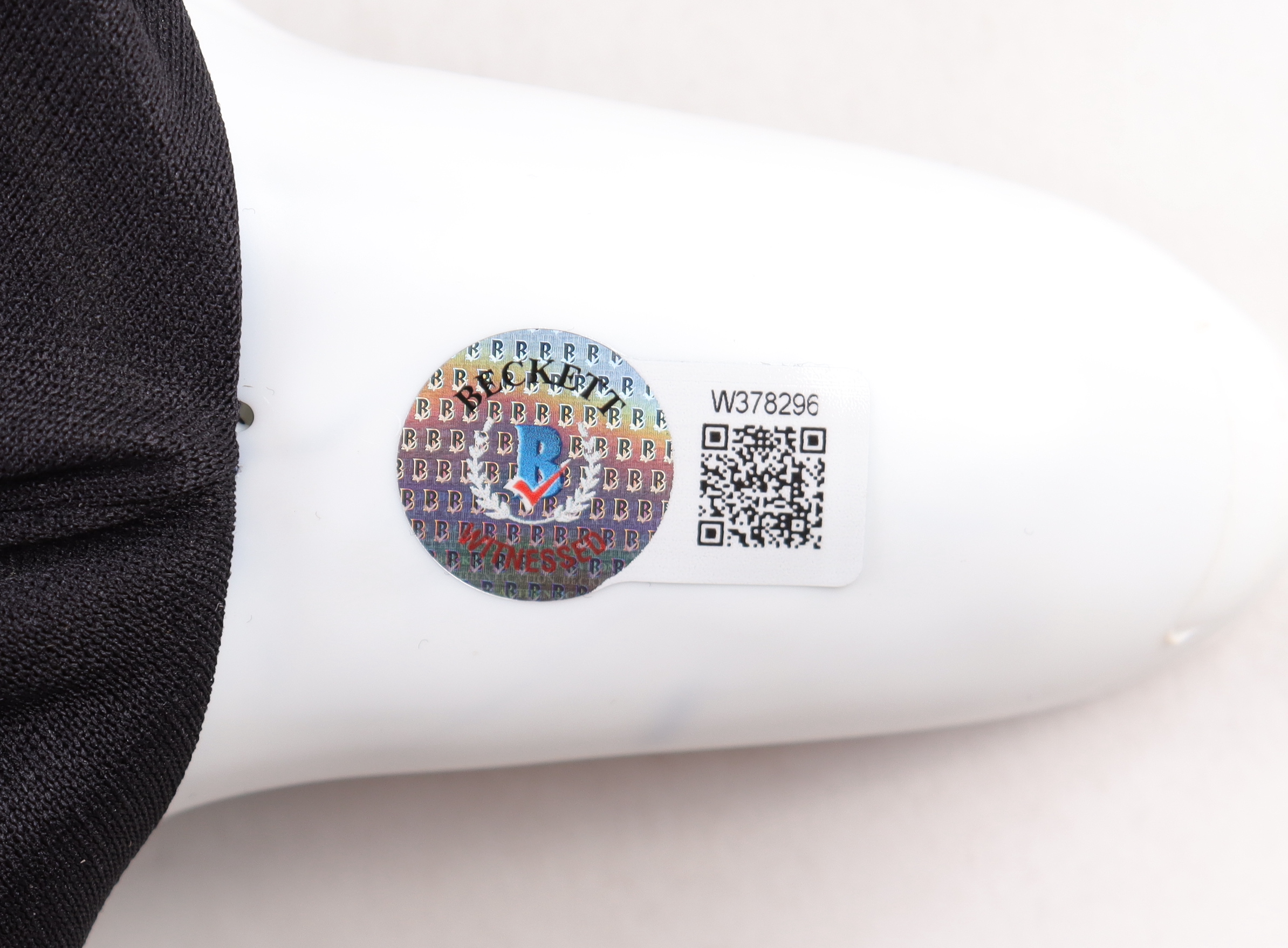 Henry Winkler Signed "Scream" Ghostface Mask (Beckett) at PristineAuction.com Henry Winkler Signed "Scream" Ghostface Mask (Beckett) at PristineAuction.com