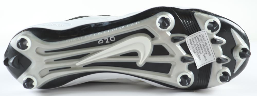 O. J. Simpson Signed Nike Football Cleat (JSA) at PristineAuction.com O. J. Simpson Signed Nike Football Cleat (JSA) at PristineAuction.com