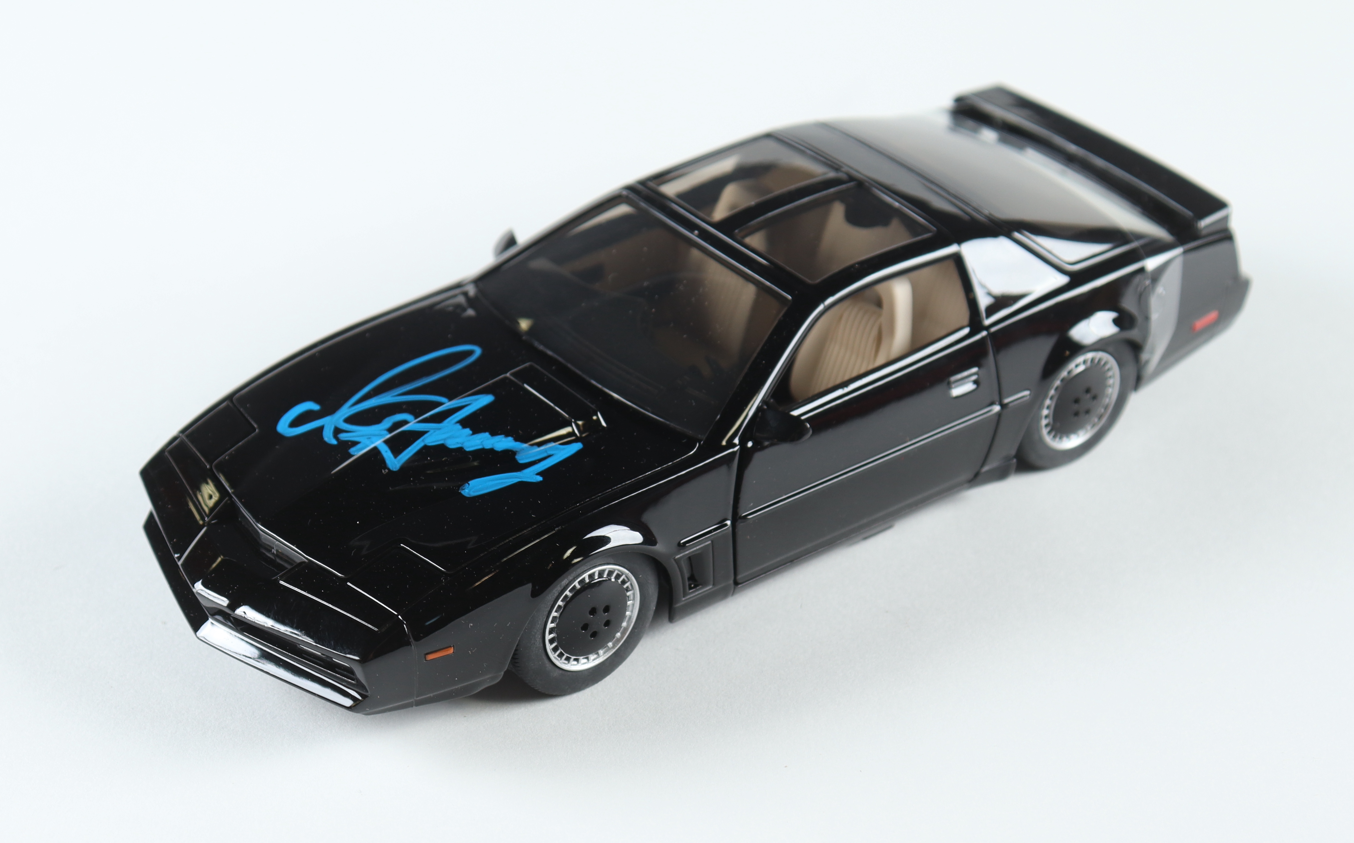 David Hasselhoff Signed "Knight Rider" 1:24 Diecast Car (Beckett) at PristineAuction.com David Hasselhoff Signed "Knight Rider" 1:24 Diecast Car (Beckett) at PristineAuction.com