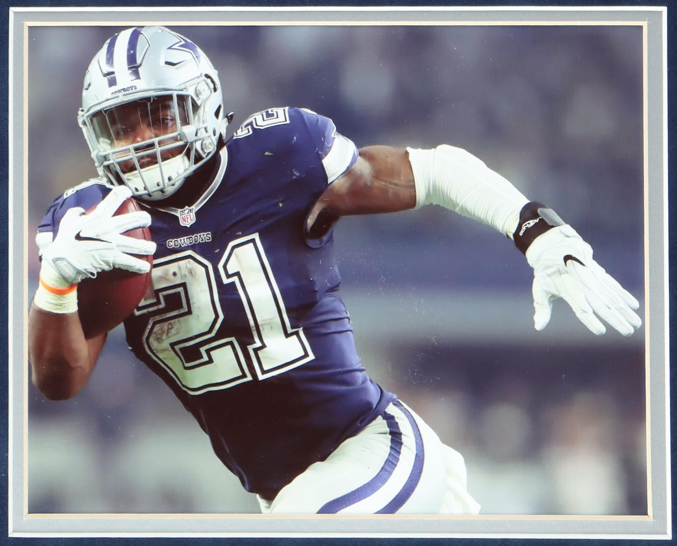 Ezekiel Elliott Signed Custom Framed Jersey Display (Beckett) at PristineAuction.com Ezekiel Elliott Signed Custom Framed Jersey Display (Beckett) at PristineAuction.com