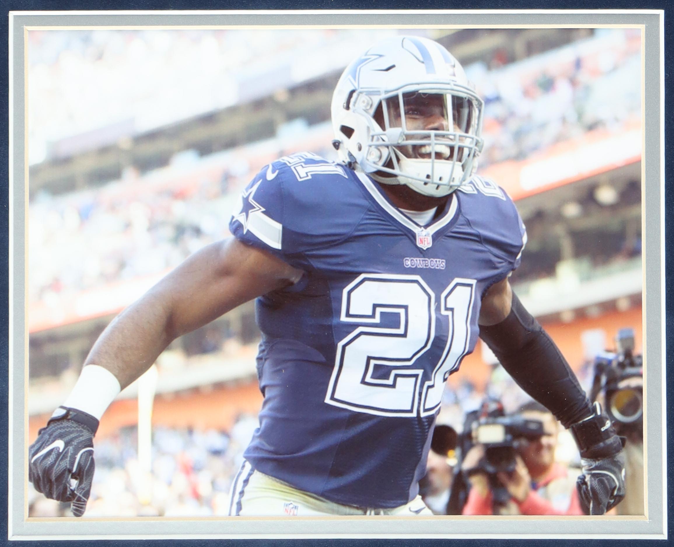 Ezekiel Elliott Signed Custom Framed Jersey Display (Beckett) at PristineAuction.com Ezekiel Elliott Signed Custom Framed Jersey Display (Beckett) at PristineAuction.com