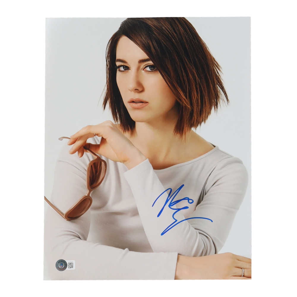 Mary Elizabeth Winstead Signed 11x14 Photo (Beckett) Pristine Auction