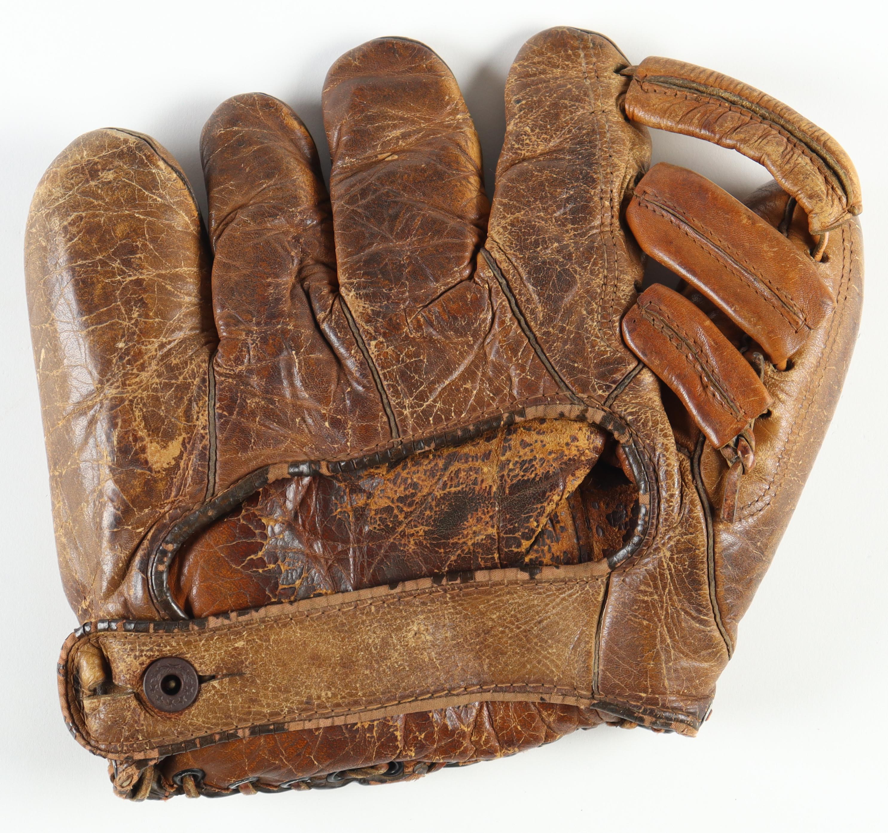 Pee Wee Reese Signed 1952 Denkert Pee Wee Reese Fastback Model Vintage Glove Inscribed "'40-'59" in New Acrylic Low Profile Case (JSA) at PristineAuction.com Pee Wee Reese Signed 1952 Denkert Pee Wee Reese Fastback Model Vintage Glove Inscribed "'40-'59" in New Acrylic Low Profile Case (JSA) at PristineAuction.com
