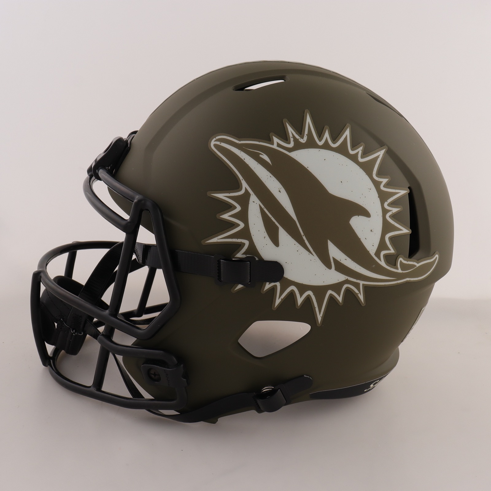 Tyreek Hill Signed Dolphins Full-Size Salute To Service Alternate Speed Helmet (Beckett) at PristineAuction.com Tyreek Hill Signed Dolphins Full-Size Salute To Service Alternate Speed Helmet (Beckett) at PristineAuction.com