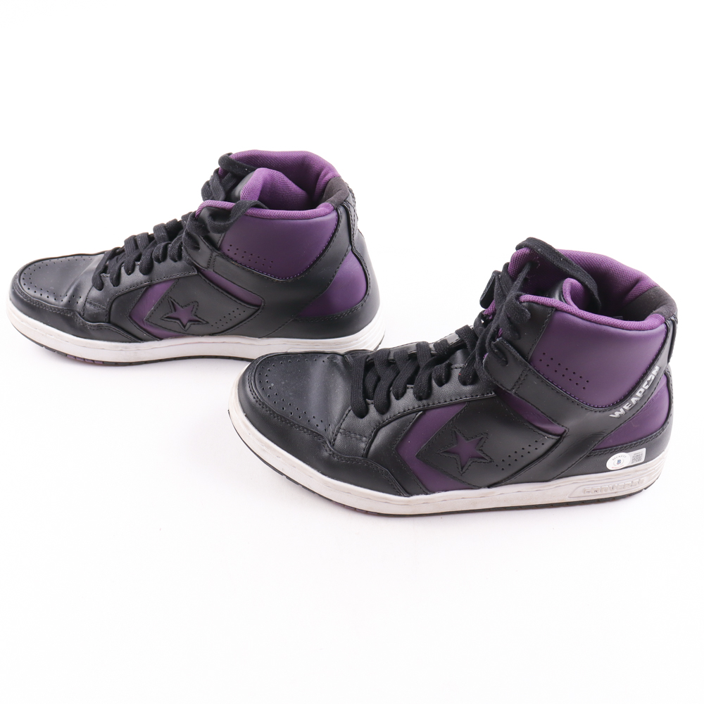 Magic Johnson and Jerry West Signed Pair (2) Converse Weapon Basketball Shoes (Beckett) at PristineAuction.com Magic Johnson and Jerry West Signed Pair (2) Converse Weapon Basketball Shoes (Beckett) at PristineAuction.com