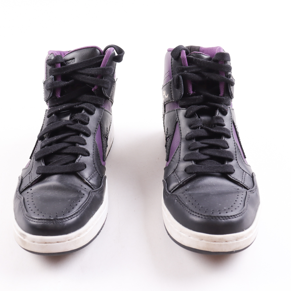 Magic Johnson and Jerry West Signed Pair (2) Converse Weapon Basketball Shoes (Beckett) at PristineAuction.com Magic Johnson and Jerry West Signed Pair (2) Converse Weapon Basketball Shoes (Beckett) at PristineAuction.com