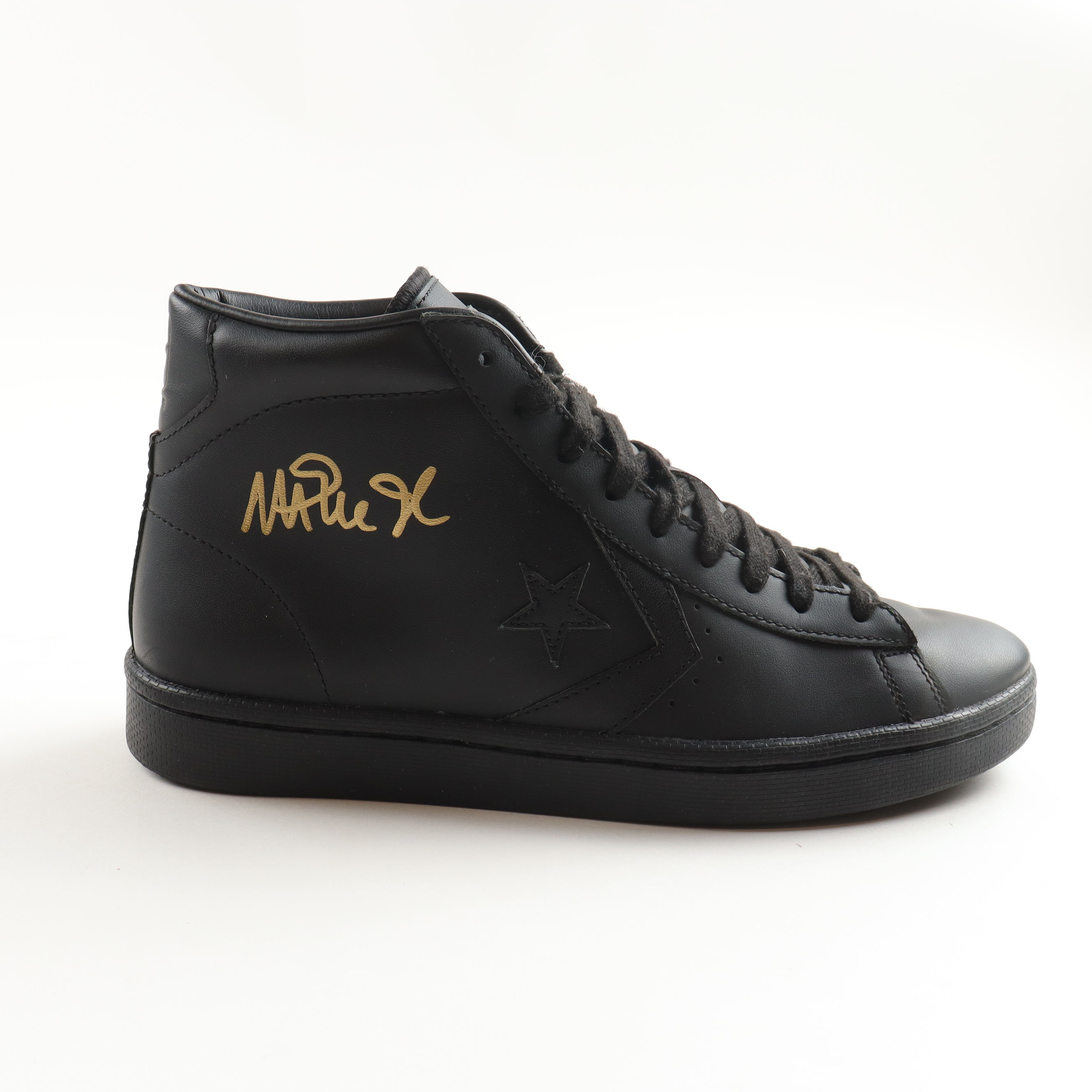 Magic Johnson Signed Vintage Converse Basketball Shoe (Beckett) at PristineAuction.com Magic Johnson Signed Vintage Converse Basketball Shoe (Beckett) at PristineAuction.com