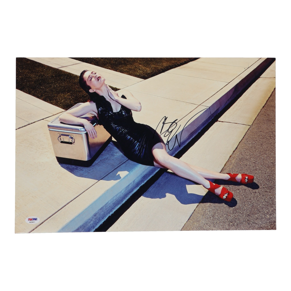 Mary Elizabeth Winstead Signed 12x18 Photo (PSA) Pristine Auction