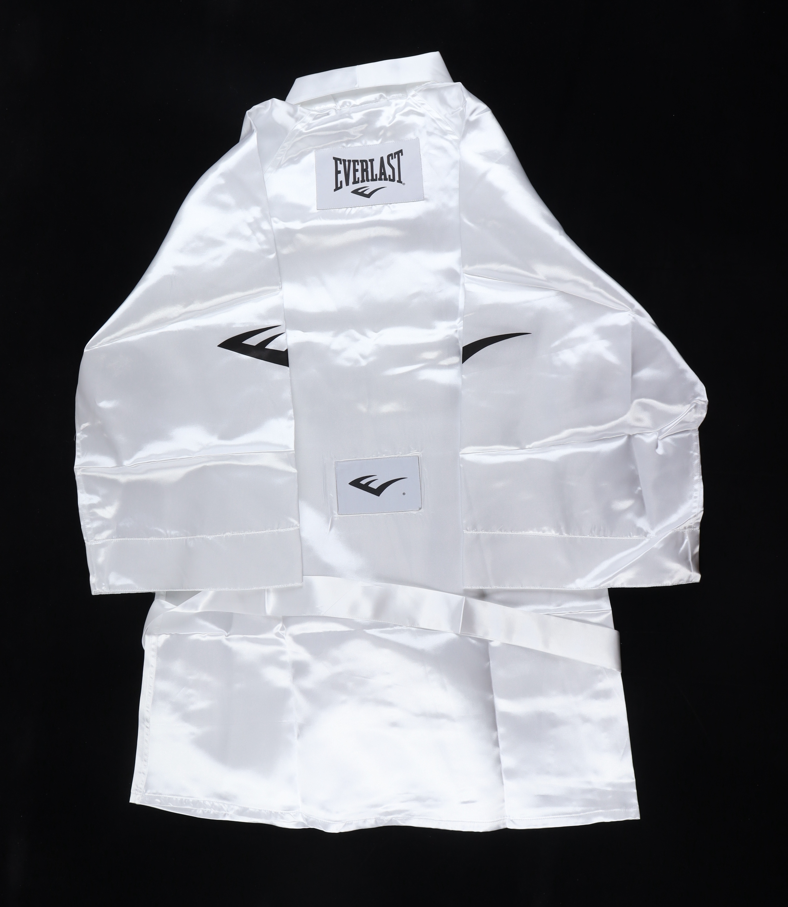 Mike Tyson Signed Everlast Boxing Robe (JSA & Tyson) at PristineAuction.com Mike Tyson Signed Everlast Boxing Robe (JSA & Tyson) at PristineAuction.com