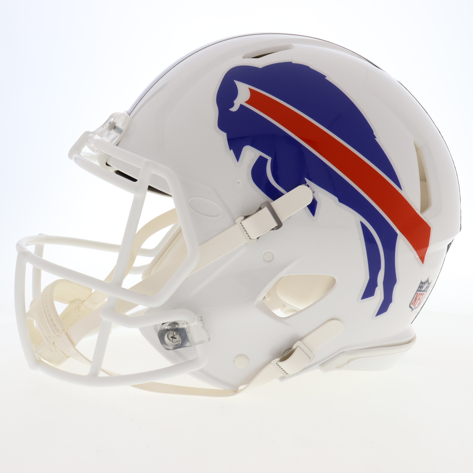 2022 Bills Full-Size Authentic Speed Helmet Team-Signed By (6) With Josh Allen, Stefon Diggs, Dawson Knox, Gabe Davis, & Devin Singletary (Beckett) at PristineAuction.com 2022 Bills Full-Size Authentic Speed Helmet Team-Signed By (6) With Josh Allen, Stefon Diggs, Dawson Knox, Gabe Davis, & Devin Singletary (Beckett) at PristineAuction.com