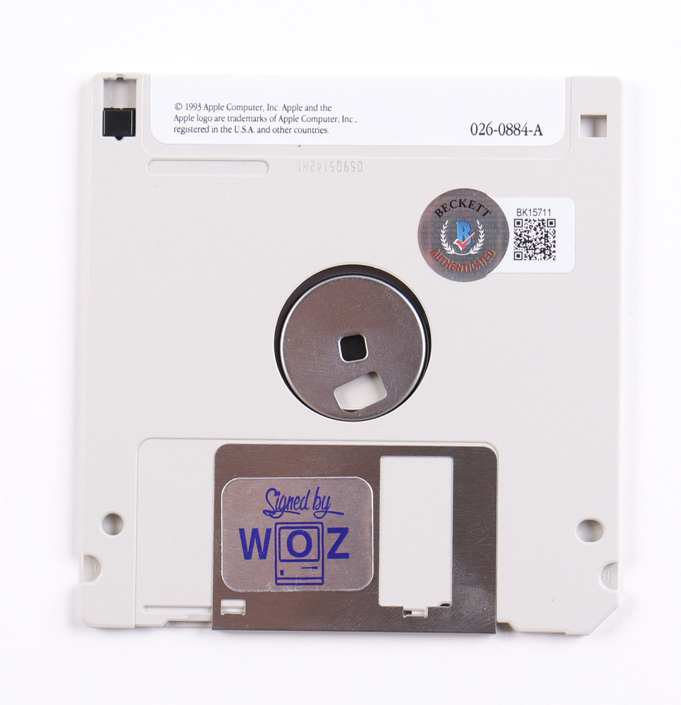 Steve Wozniak Signed Apple Floppy Disk (Beckett) at PristineAuction.com Steve Wozniak Signed Apple Floppy Disk (Beckett) at PristineAuction.com