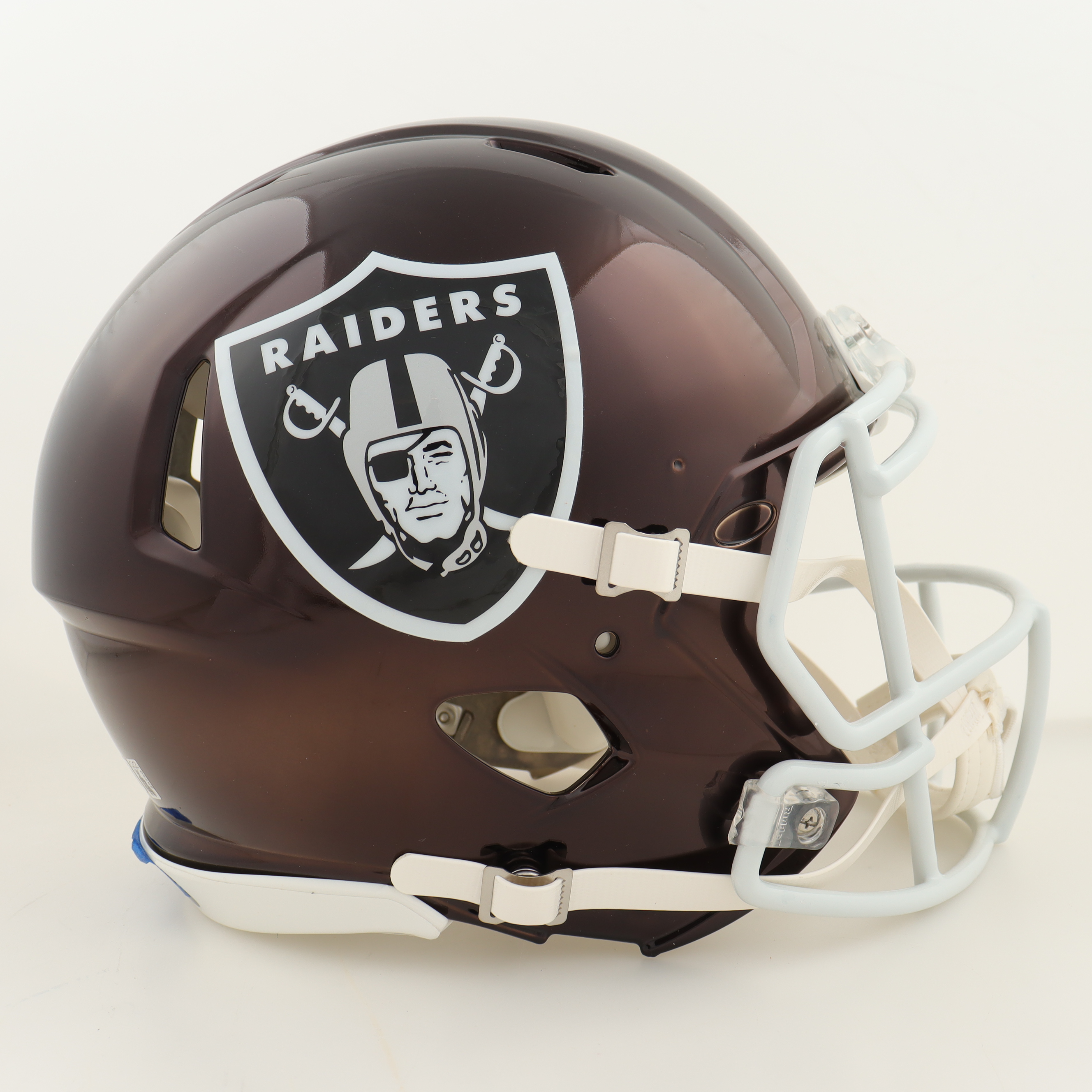 Josh Jacobs Signed Raiders Full-Size Authentic On-Field Chrome Speed Helmet (Beckett & Jacobs) at PristineAuction.com Josh Jacobs Signed Raiders Full-Size Authentic On-Field Chrome Speed Helmet (Beckett & Jacobs) at PristineAuction.com
