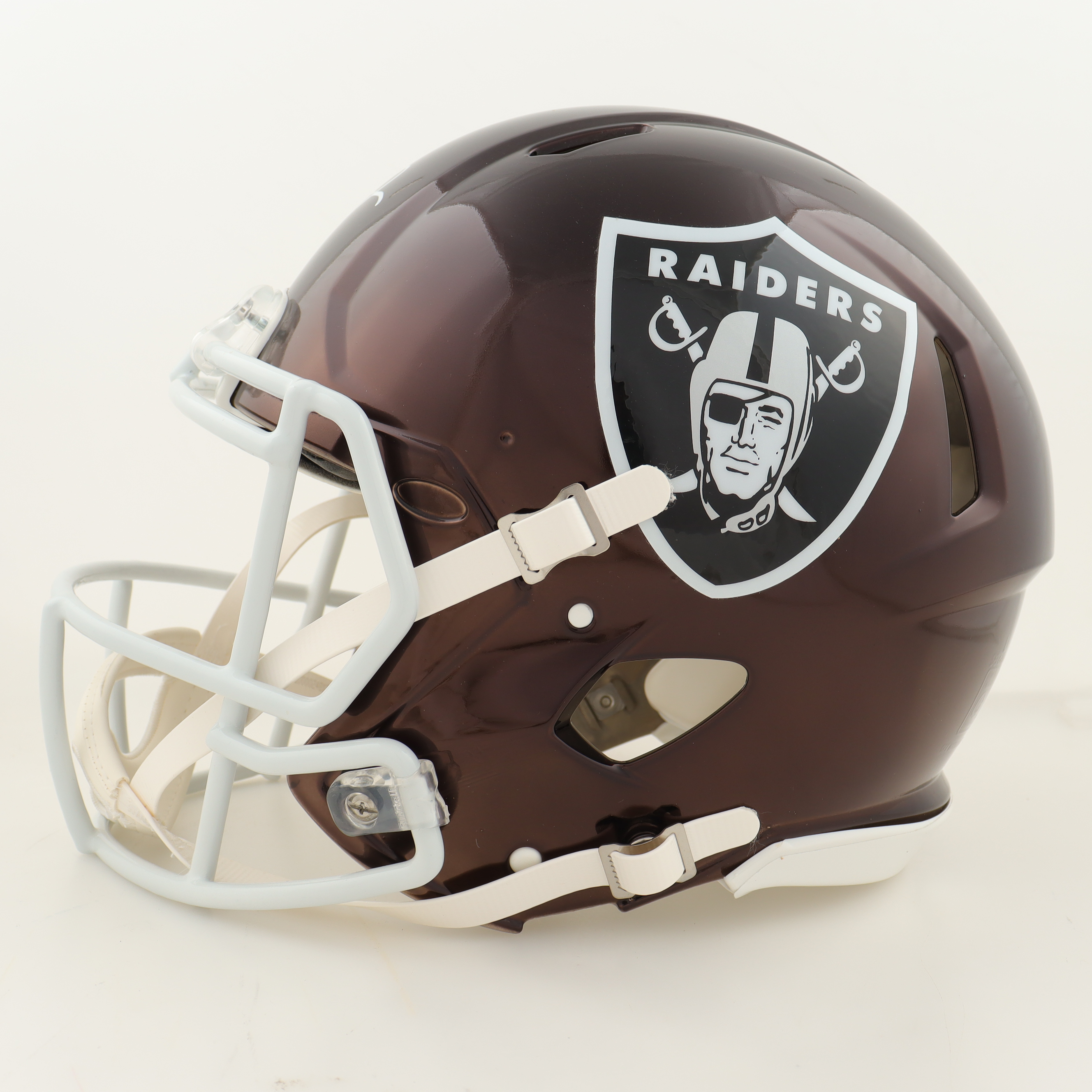 Josh Jacobs Signed Raiders Full-Size Authentic On-Field Chrome Speed Helmet (Beckett & Jacobs) at PristineAuction.com Josh Jacobs Signed Raiders Full-Size Authentic On-Field Chrome Speed Helmet (Beckett & Jacobs) at PristineAuction.com