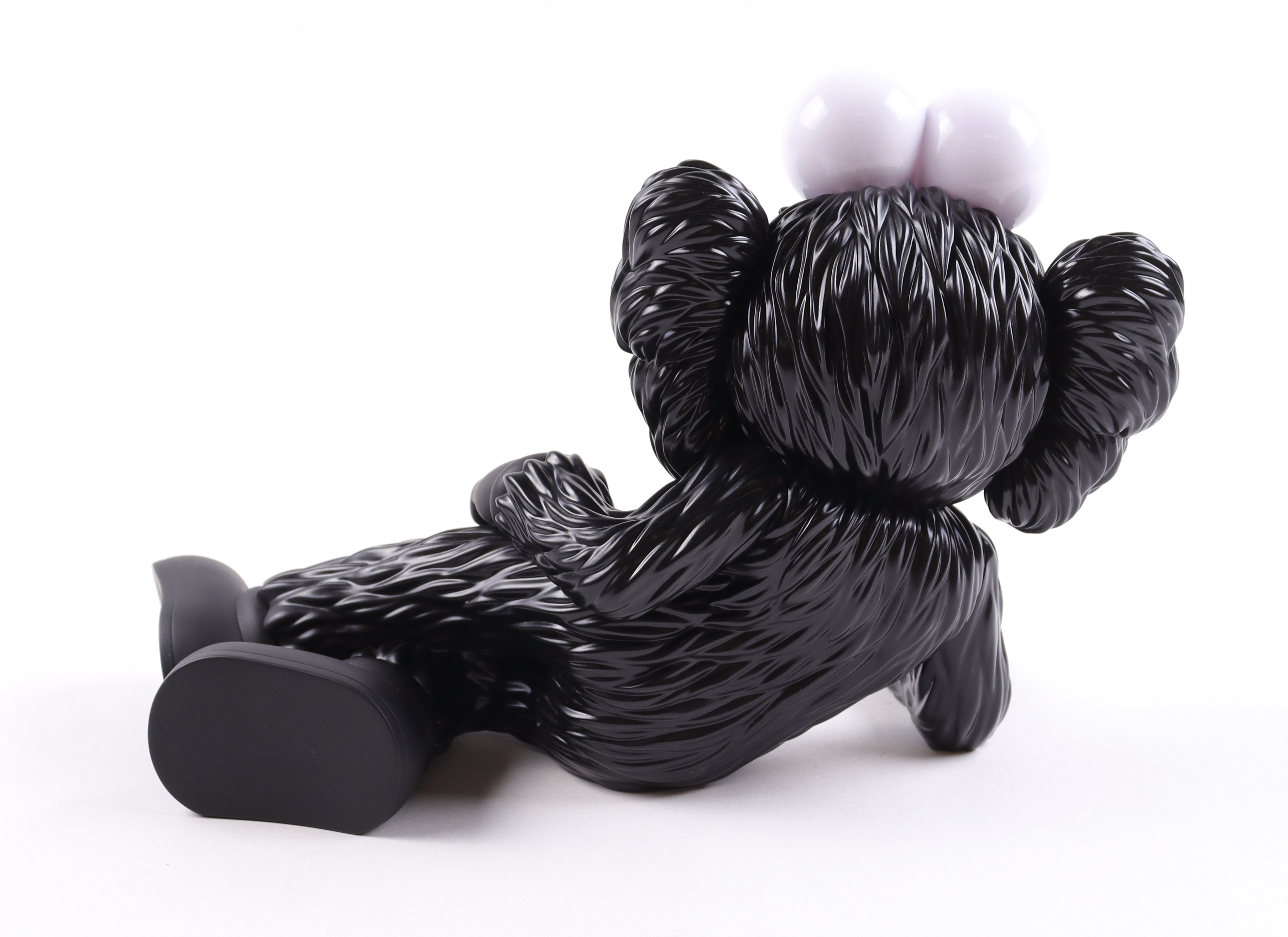 KAWS "Time Off (Black)" Vinyl Sculpture with Original KAWS Box at PristineAuction.com KAWS "Time Off (Black)" Vinyl Sculpture with Original KAWS Box at PristineAuction.com