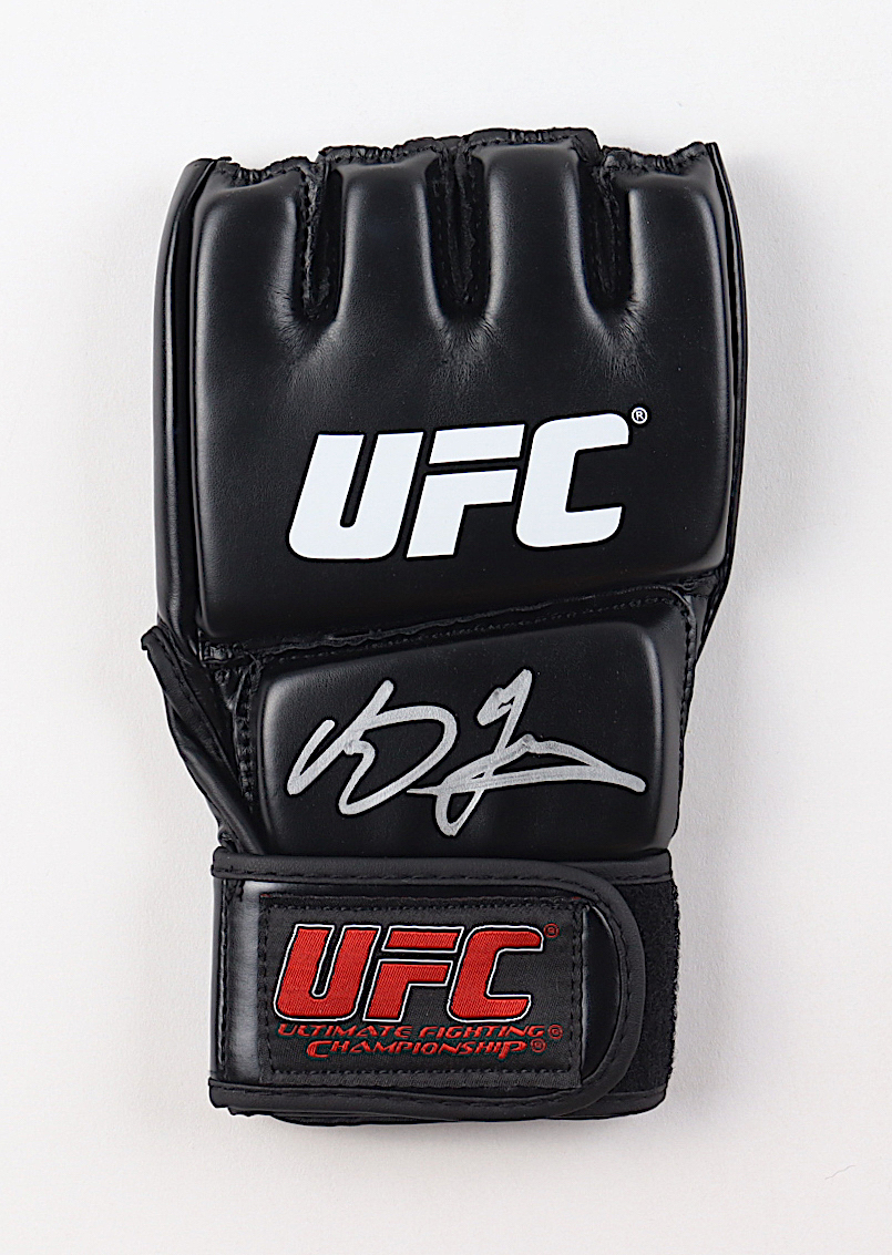 Uros Medic Signed UFC Glove (Beckett) at PristineAuction.com Uros Medic Signed UFC Glove (Beckett) at PristineAuction.com