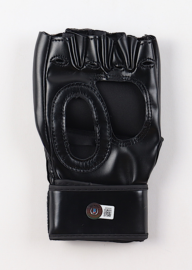 Uros Medic Signed UFC Glove (Beckett) at PristineAuction.com Uros Medic Signed UFC Glove (Beckett) at PristineAuction.com