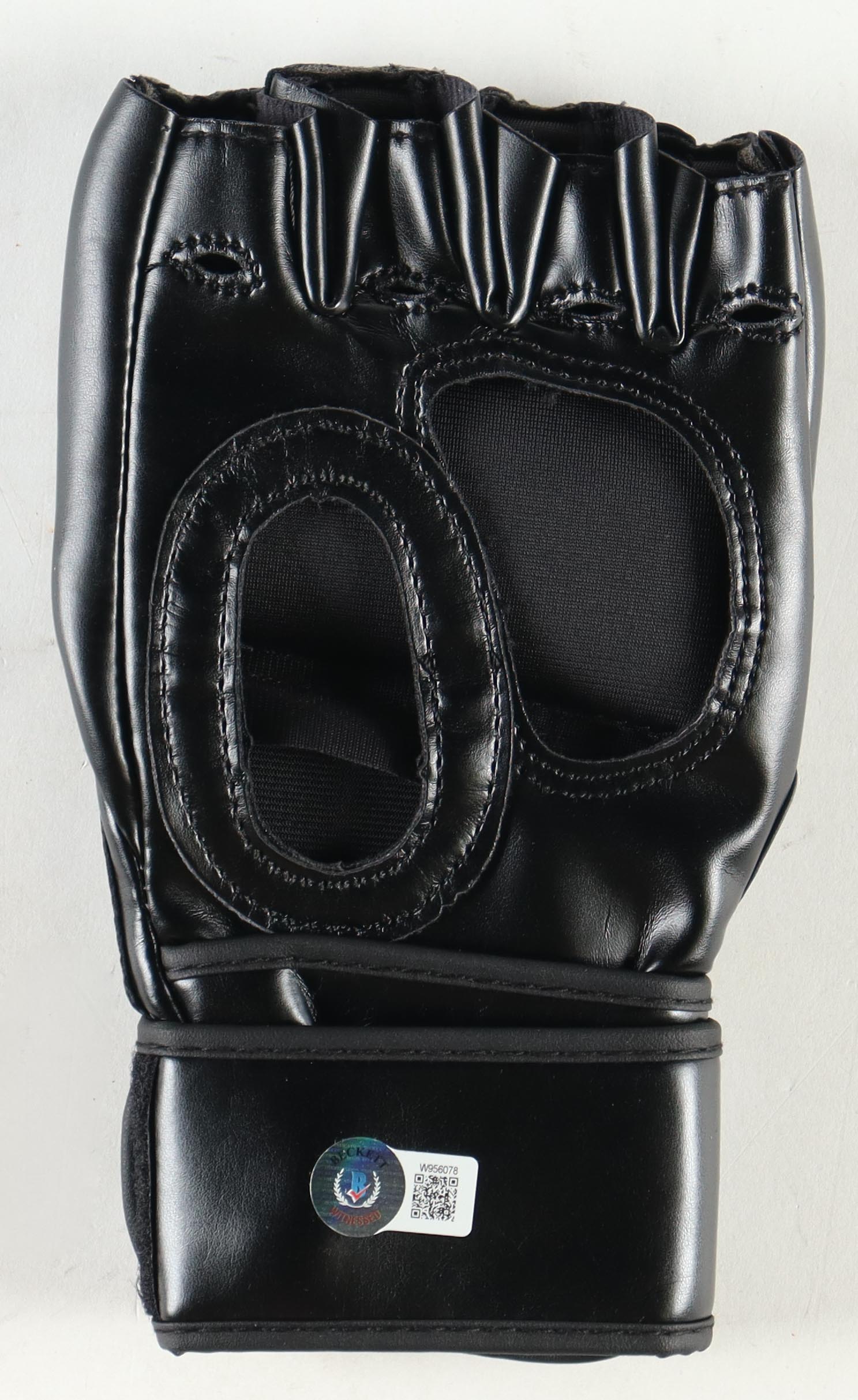 Uros Medic Signed UFC Glove (Beckett) at PristineAuction.com Uros Medic Signed UFC Glove (Beckett) at PristineAuction.com