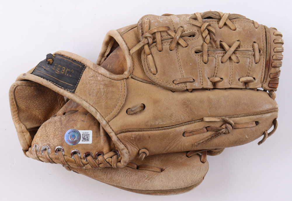 Bobby Shantz Signed Regent Baseball Glove with Multiple Career Stat Inscriptions (Beckett) at PristineAuction.com Bobby Shantz Signed Regent Baseball Glove with Multiple Career Stat Inscriptions (Beckett) at PristineAuction.com