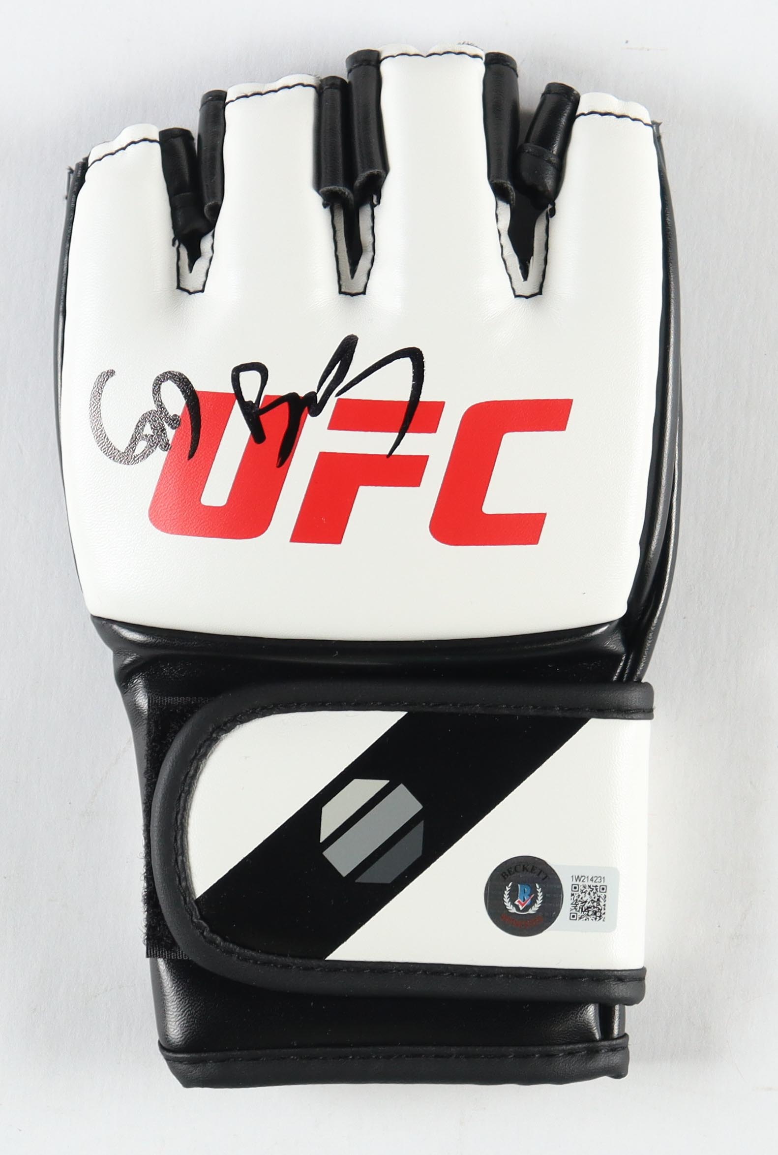 Gilbert Burns Signed UFC Glove (Beckett) at PristineAuction.com Gilbert Burns Signed UFC Glove (Beckett) at PristineAuction.com