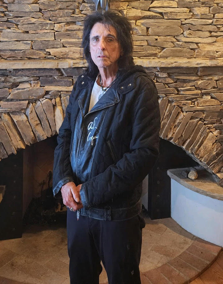 Alice Cooper Signed Personally Owned & Worn Jacket (Beckett) at PristineAuction.com Alice Cooper Signed Personally Owned & Worn Jacket (Beckett) at PristineAuction.com