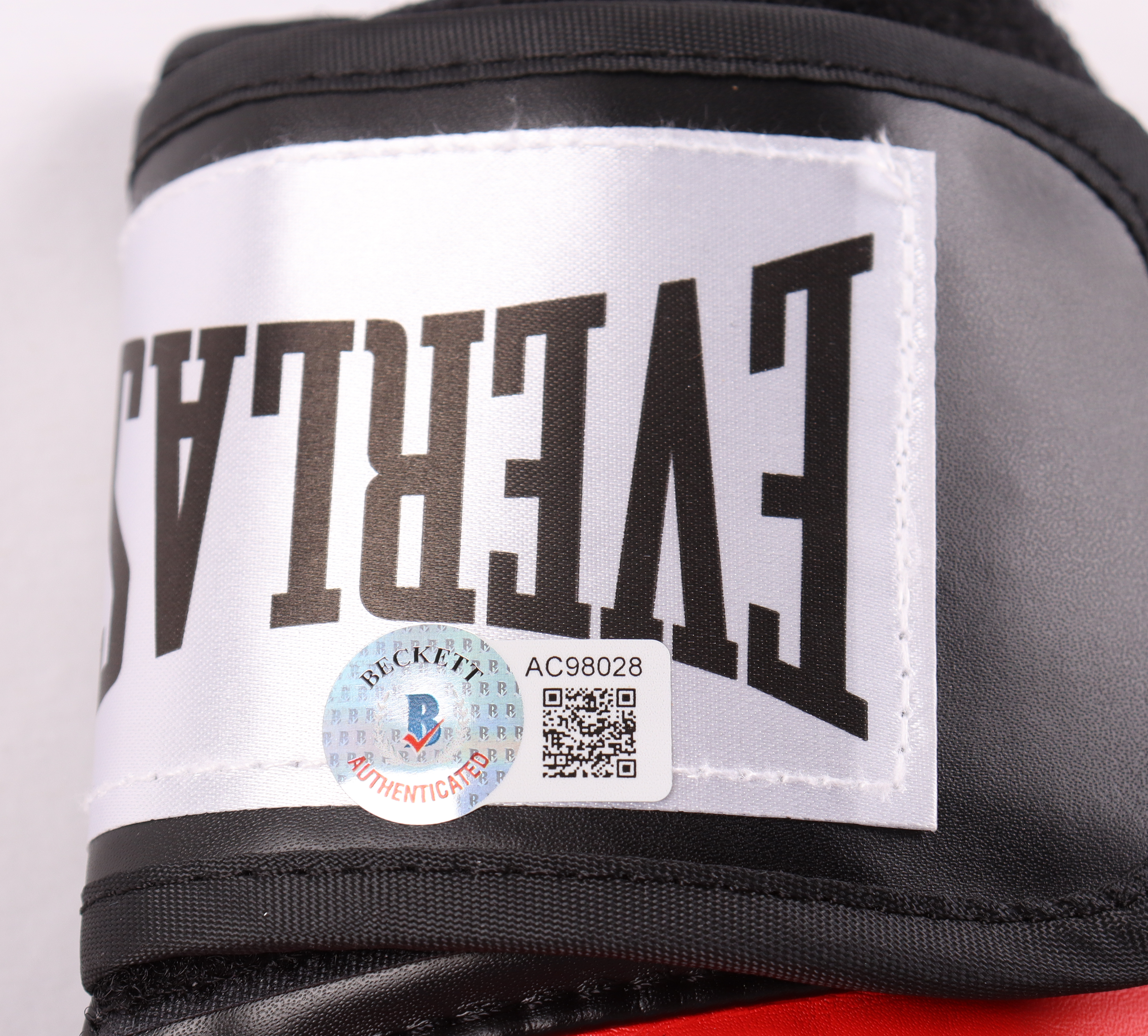 Sylvester Stallone Signed Everlast Boxing Glove (Beckett) at PristineAuction.com Sylvester Stallone Signed Everlast Boxing Glove (Beckett) at PristineAuction.com