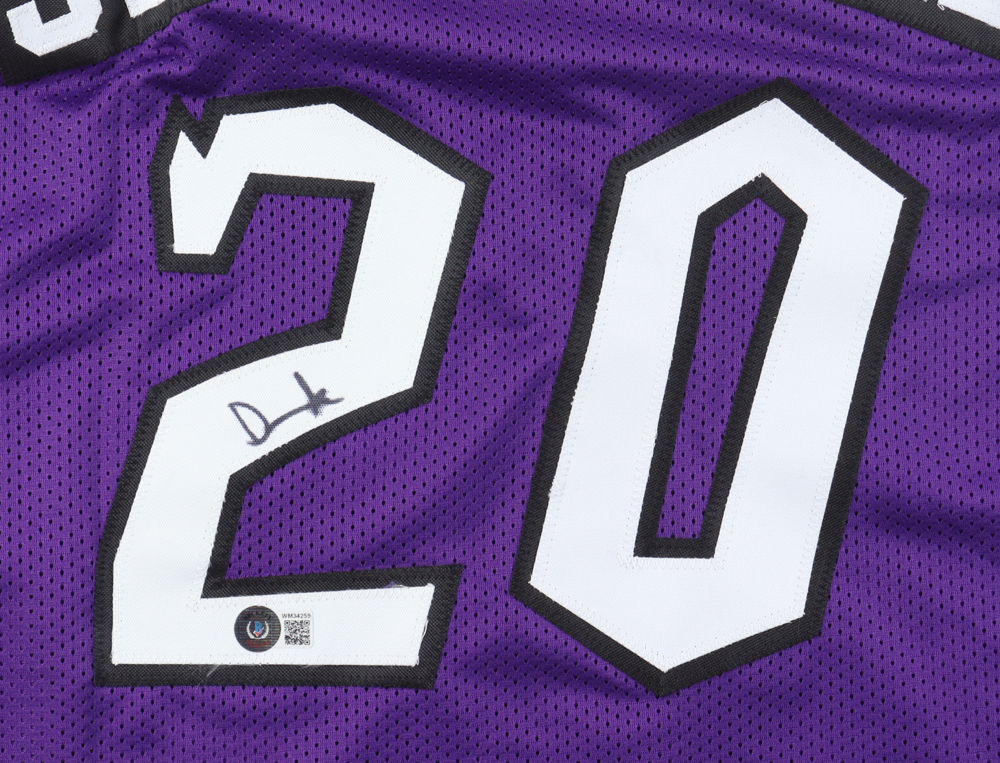 Damon Stoudamire Signed Jersey (Beckett) at PristineAuction.com Damon Stoudamire Signed Jersey (Beckett) at PristineAuction.com