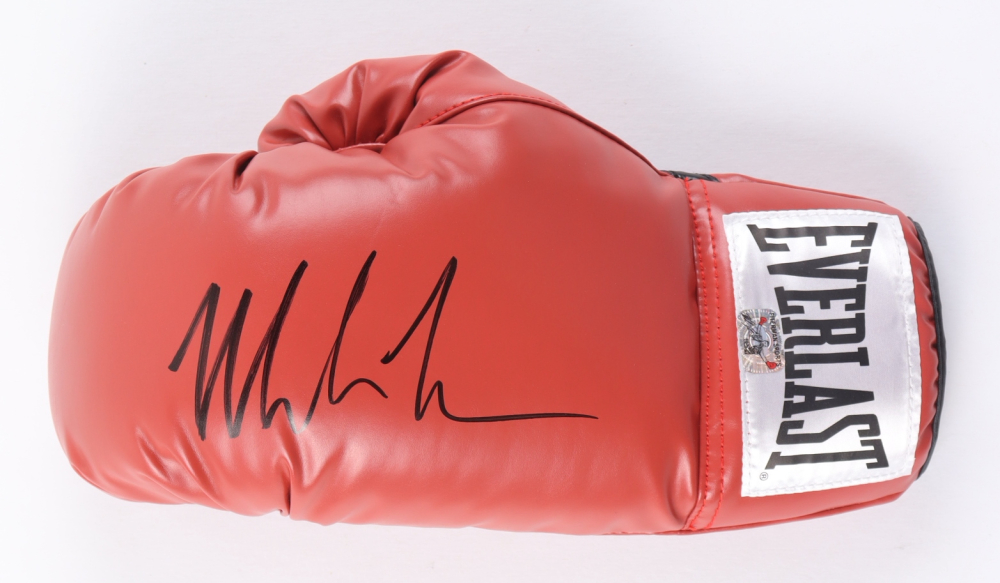 Gant boxe Everlast rouge signé par Mike Tyson et encadré