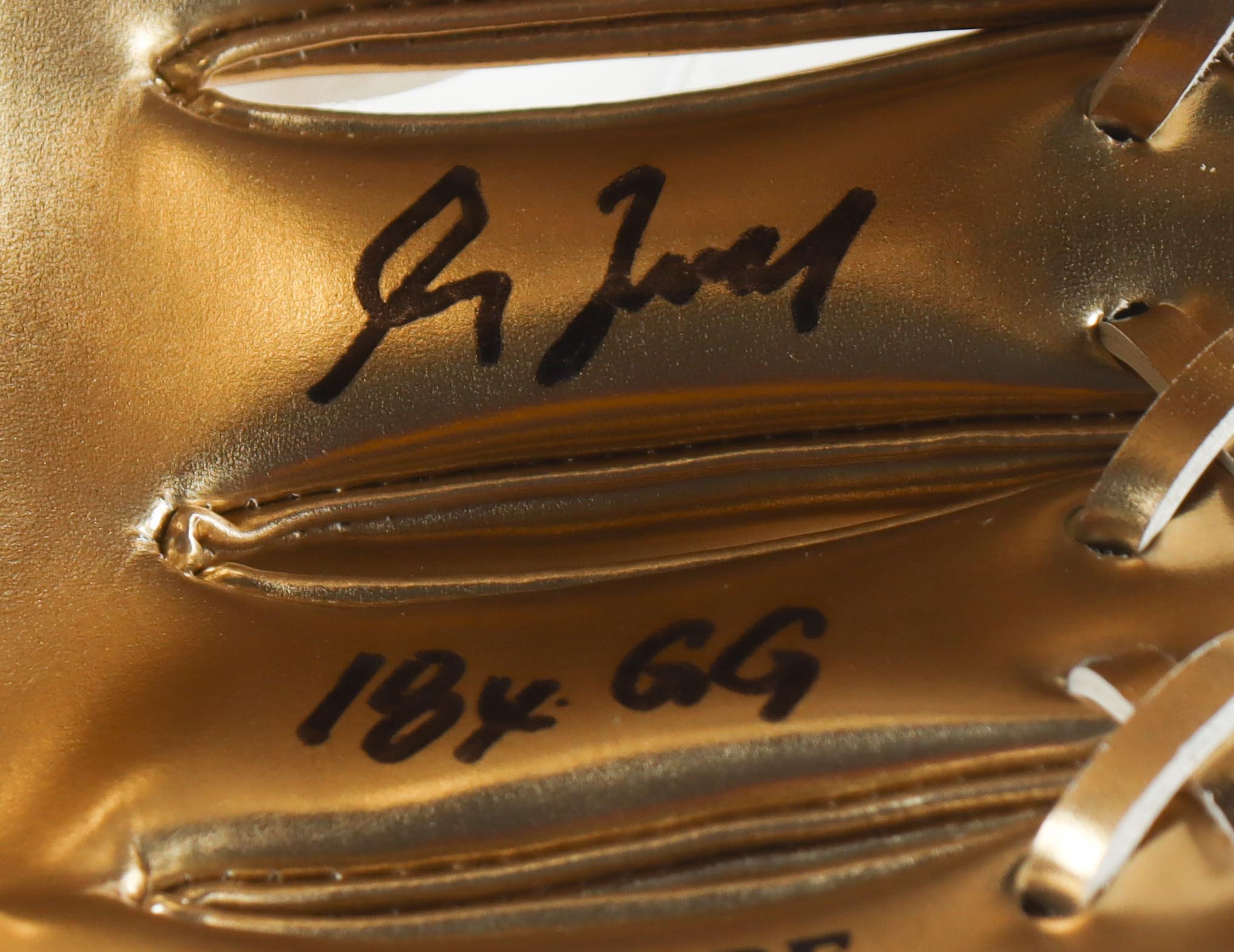 Greg Maddux Signed Rawlings Mini Golden Glove Inscribed "18x GG" (Beckett) at PristineAuction.com Greg Maddux Signed Rawlings Mini Golden Glove Inscribed "18x GG" (Beckett) at PristineAuction.com