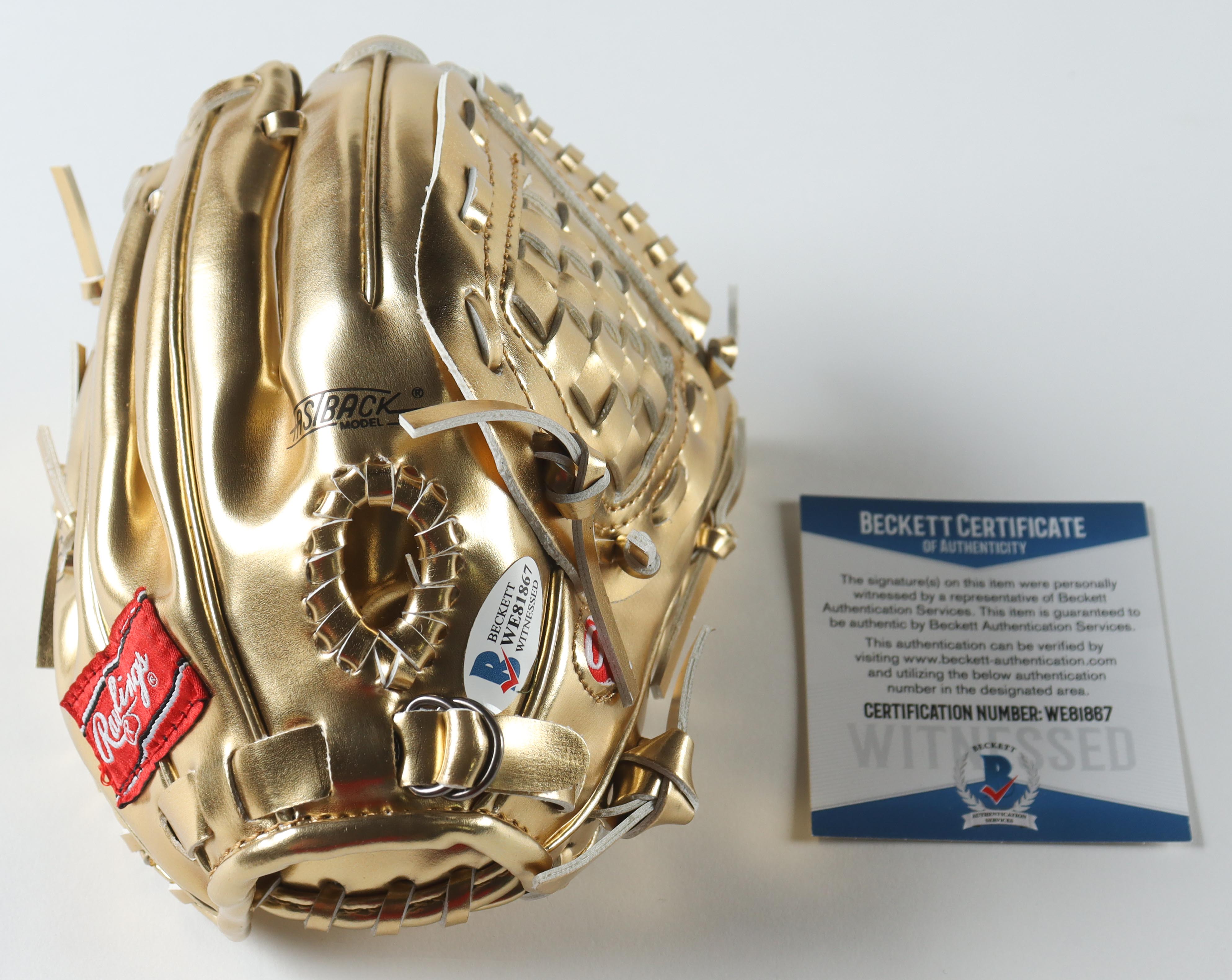 Greg Maddux Signed Rawlings Mini Golden Glove Inscribed "18x GG" (Beckett) at PristineAuction.com Greg Maddux Signed Rawlings Mini Golden Glove Inscribed "18x GG" (Beckett) at PristineAuction.com