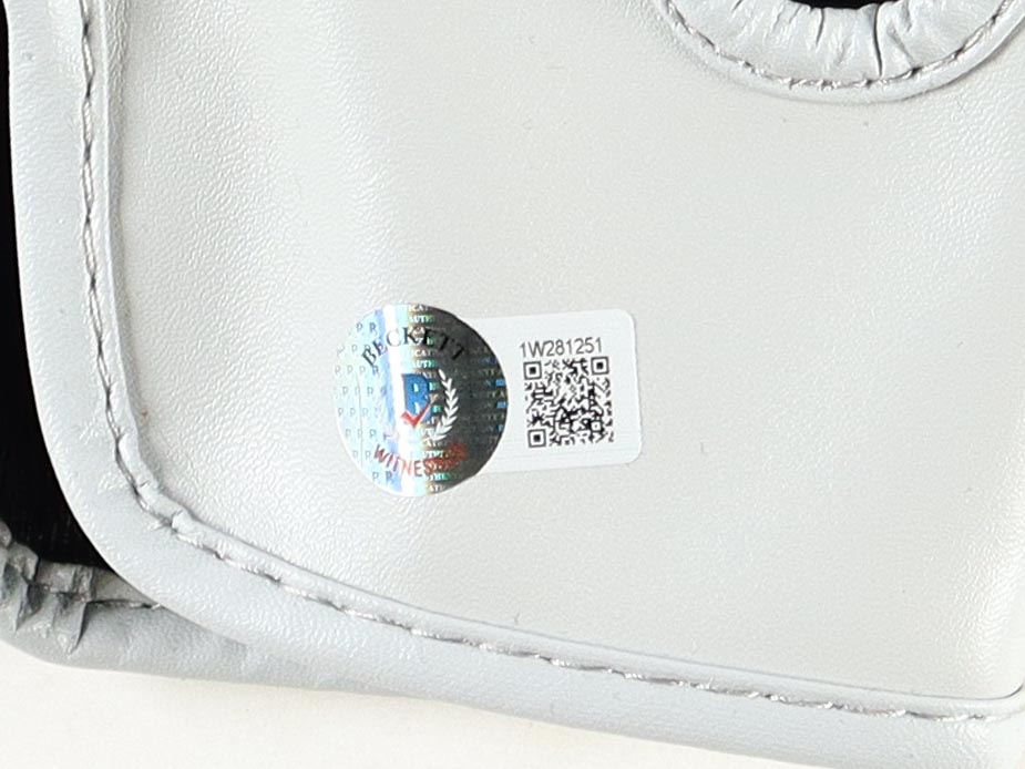 Ilia Topuria Signed UFC Glove (Beckett) at PristineAuction.com Ilia Topuria Signed UFC Glove (Beckett) at PristineAuction.com