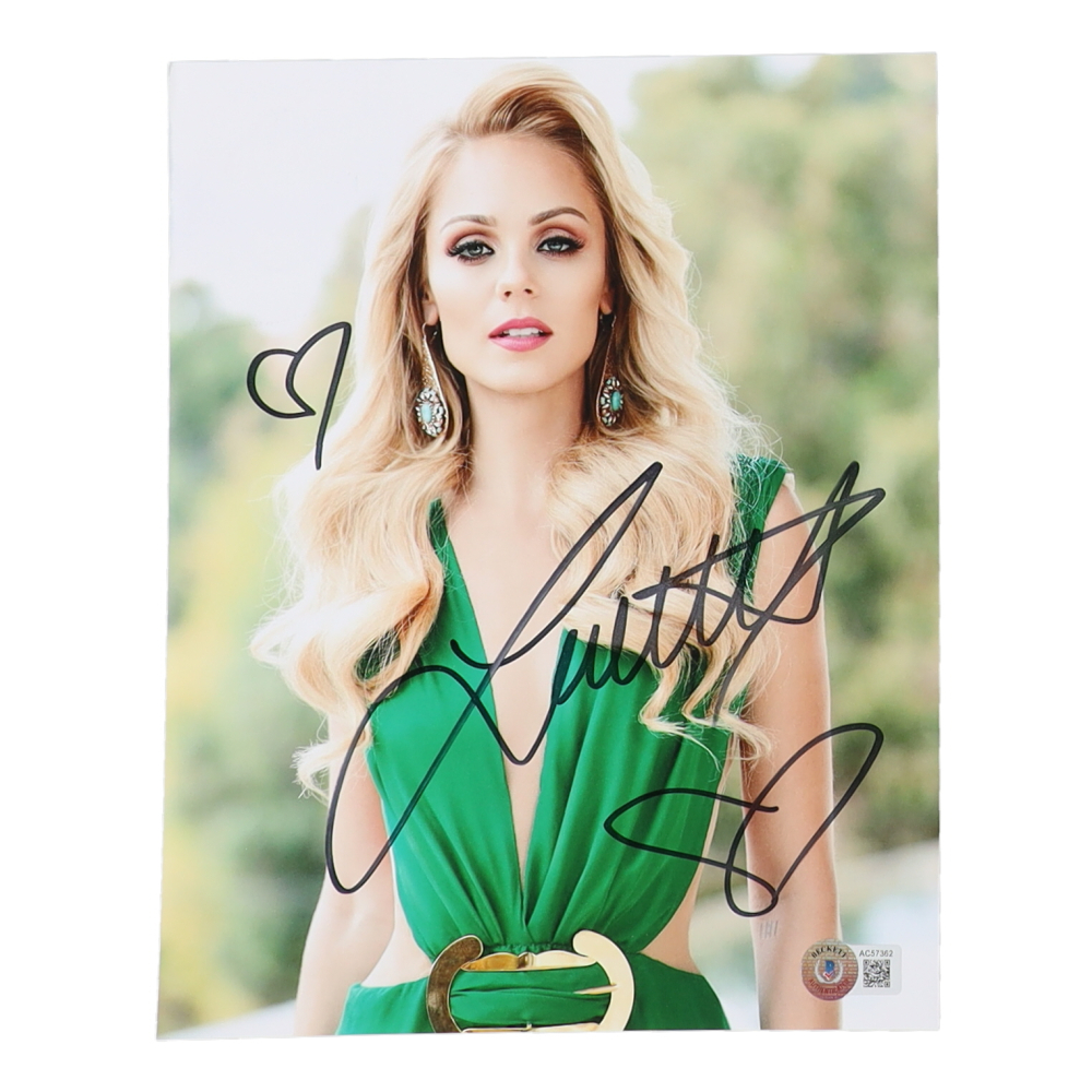 Laura Vandervoort Signed 8x10 Photo (Beckett) | Pristine Auction
