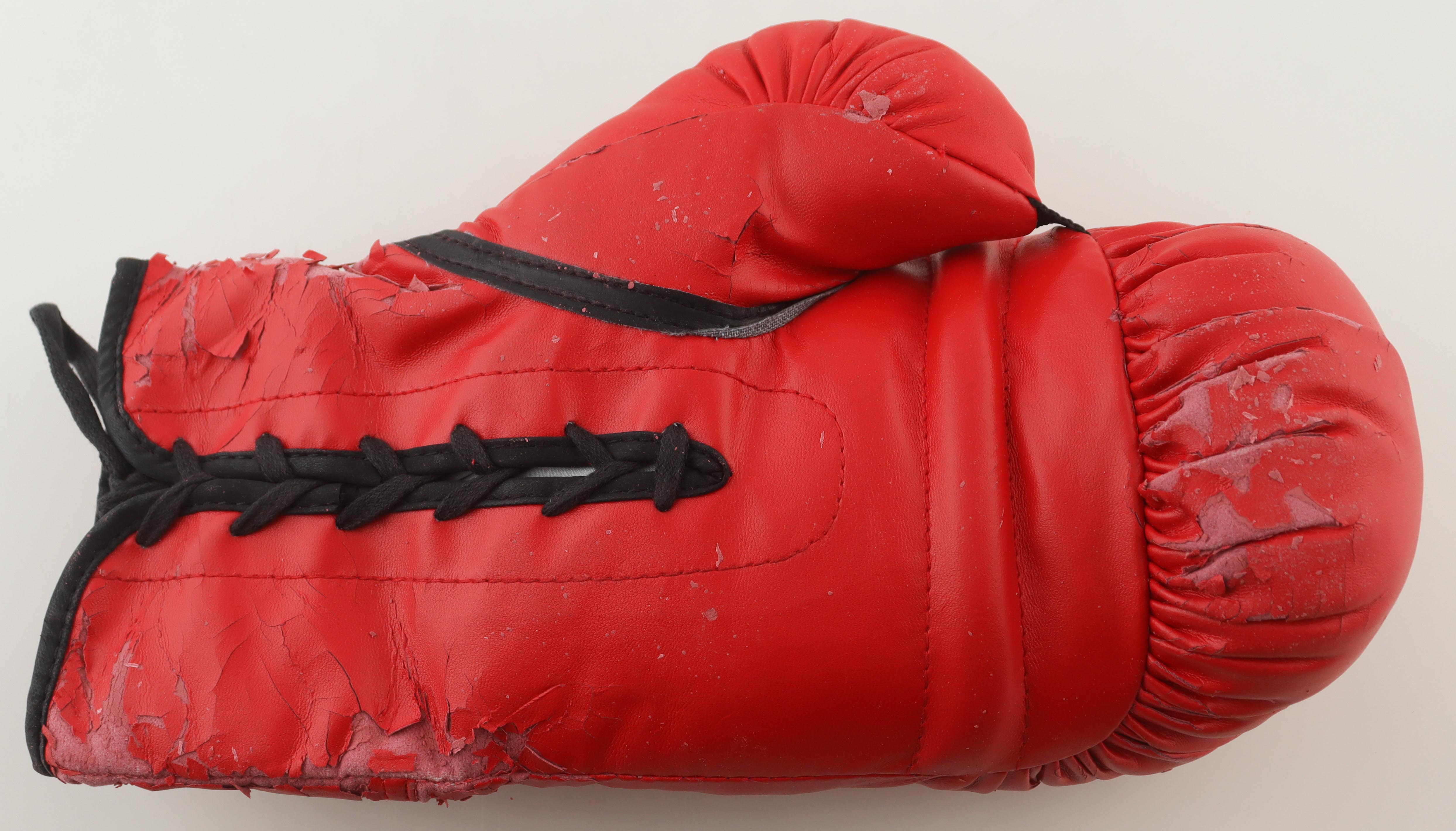 Muhammad Ali Signed Everlast Boxing Glove (Beckett) at PristineAuction.com Muhammad Ali Signed Everlast Boxing Glove (Beckett) at PristineAuction.com