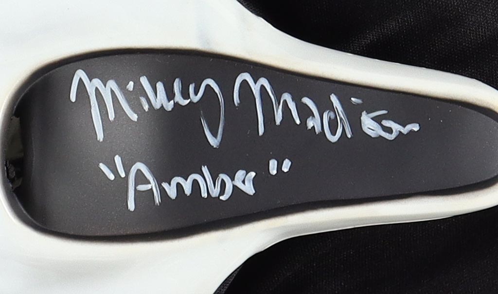 Mikey Madison Signed "Scream" Ghostface Mask Inscribed "Amber" (Beckett) at PristineAuction.com Mikey Madison Signed "Scream" Ghostface Mask Inscribed "Amber" (Beckett) at PristineAuction.com