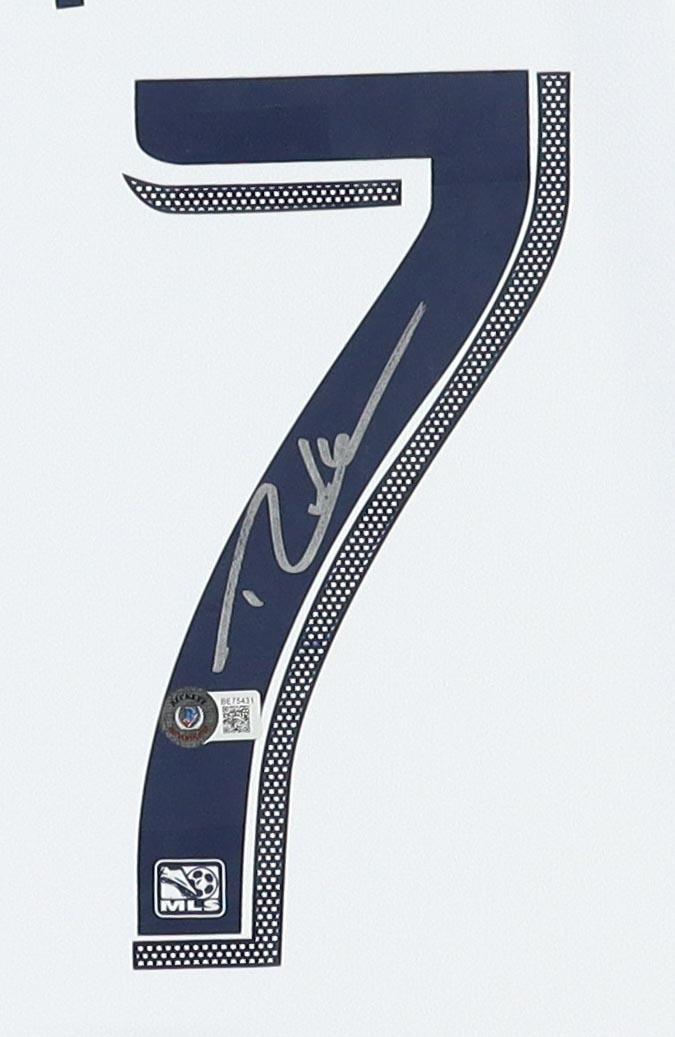 Robbie Keane Signed Jersey (Beckett) at PristineAuction.com Robbie Keane Signed Jersey (Beckett) at PristineAuction.com