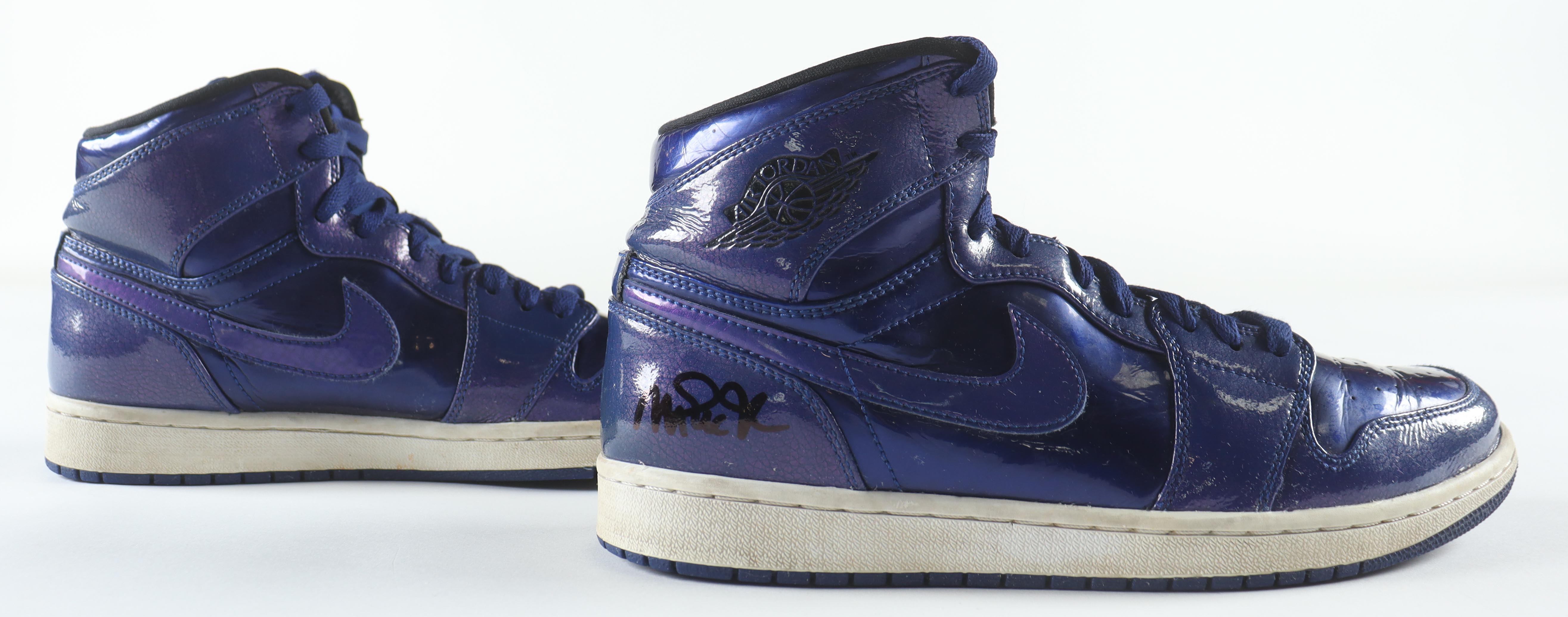 Magic Johnson Signed Pair of Nike Air Jordan Basketball Shoes (Beckett) at PristineAuction.com Magic Johnson Signed Pair of Nike Air Jordan Basketball Shoes (Beckett) at PristineAuction.com