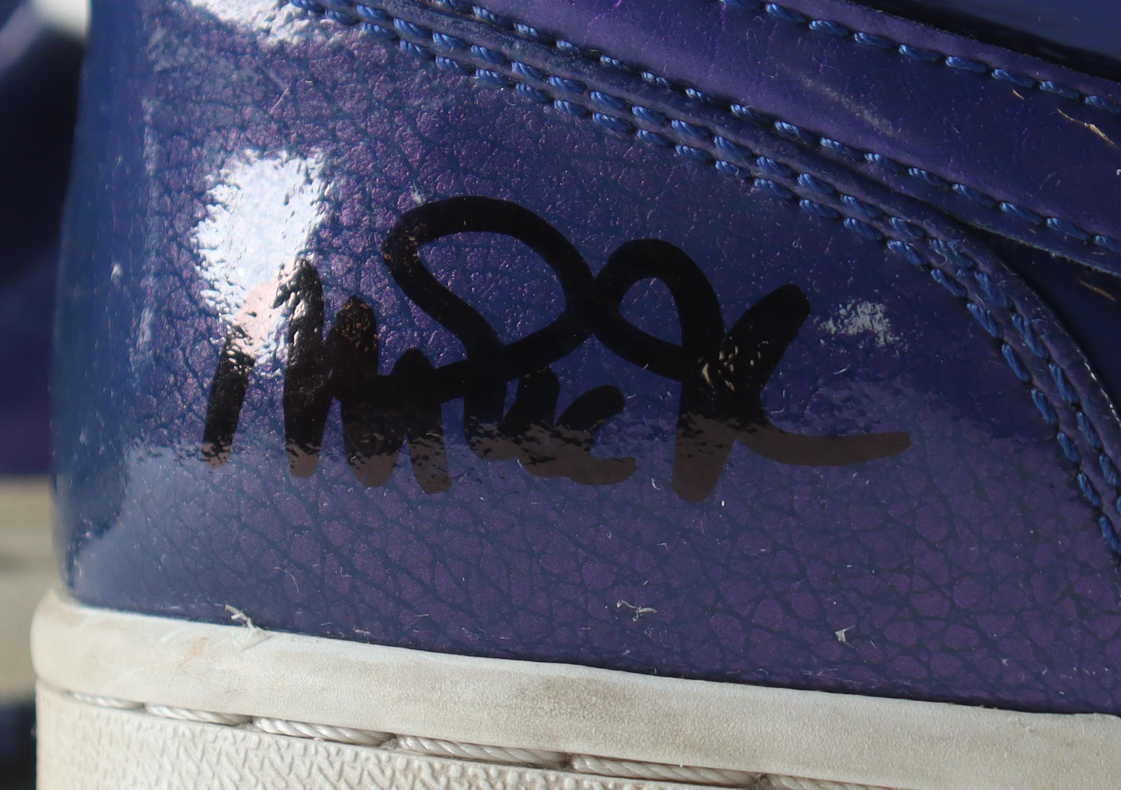 Magic Johnson Signed Pair of Nike Air Jordan Basketball Shoes (Beckett) at PristineAuction.com Magic Johnson Signed Pair of Nike Air Jordan Basketball Shoes (Beckett) at PristineAuction.com