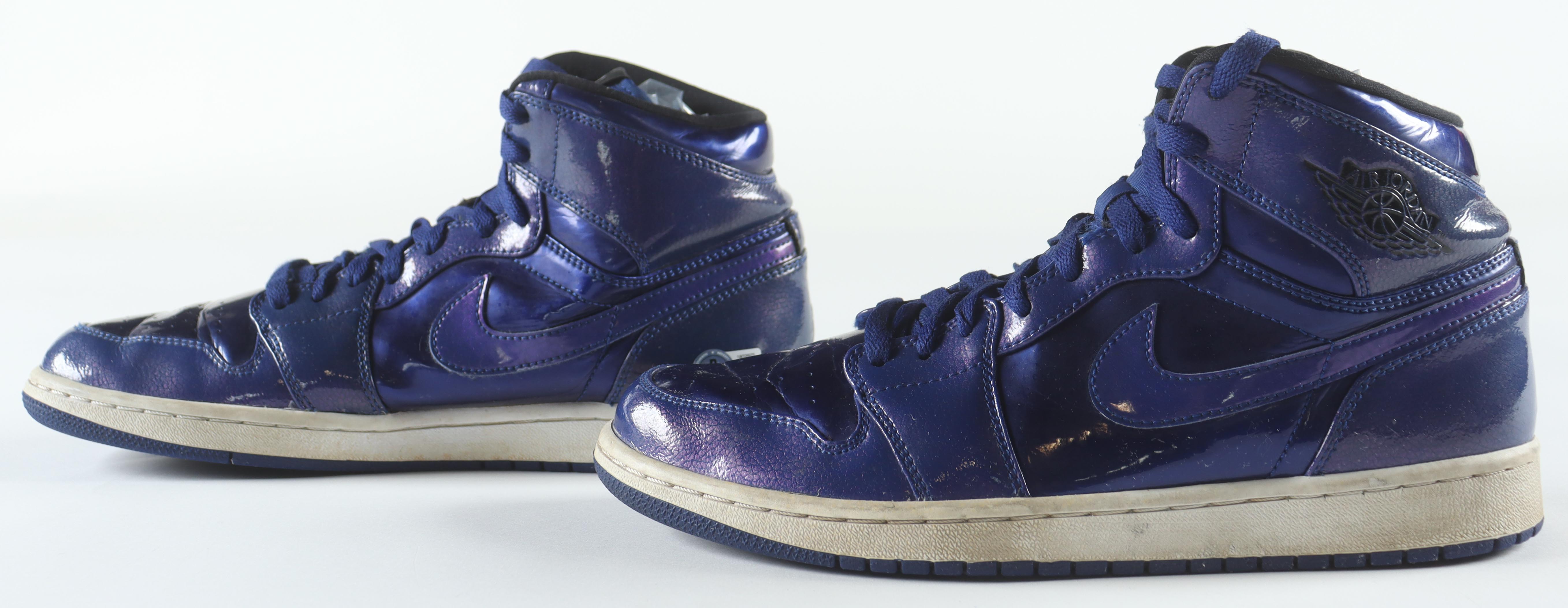 Magic Johnson Signed Pair of Nike Air Jordan Basketball Shoes (Beckett) at PristineAuction.com Magic Johnson Signed Pair of Nike Air Jordan Basketball Shoes (Beckett) at PristineAuction.com