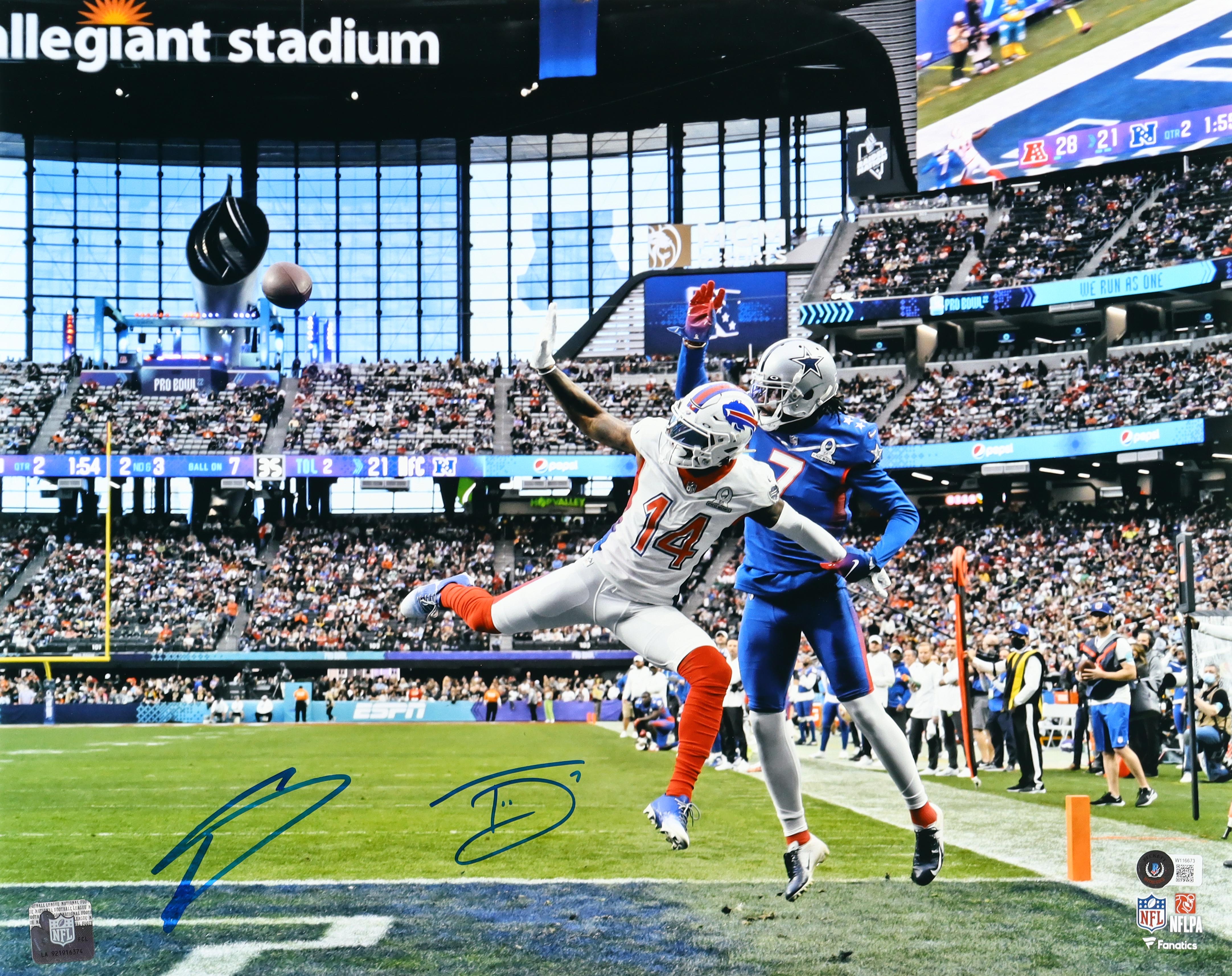 Stefon Diggs & Trevon Diggs Signed 16x20 Photo (Beckett) at PristineAuction.com Stefon Diggs & Trevon Diggs Signed 16x20 Photo (Beckett) at PristineAuction.com