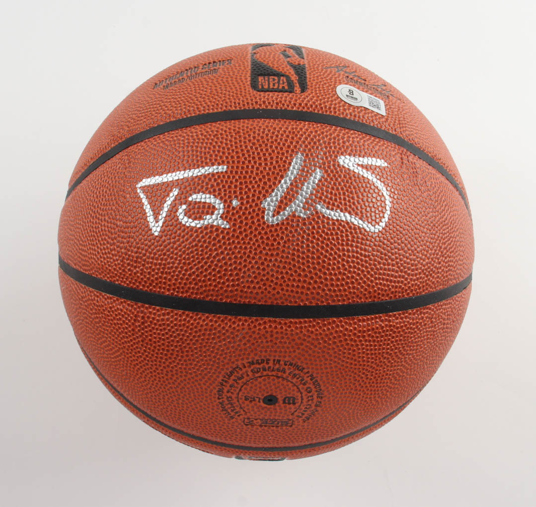 Toni Kukoc Signed NBA Basketball (Beckett) at PristineAuction.com Toni Kukoc Signed NBA Basketball (Beckett) at PristineAuction.com