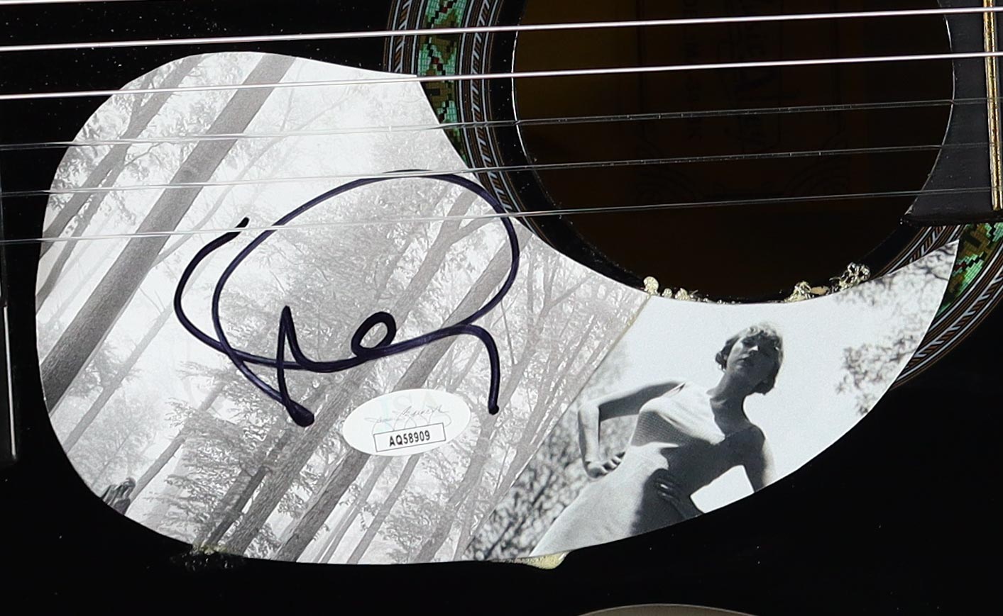 Taylor Swift Signed 34" Acoustic Guitar (JSA) at PristineAuction.com Taylor Swift Signed 34" Acoustic Guitar (JSA) at PristineAuction.com