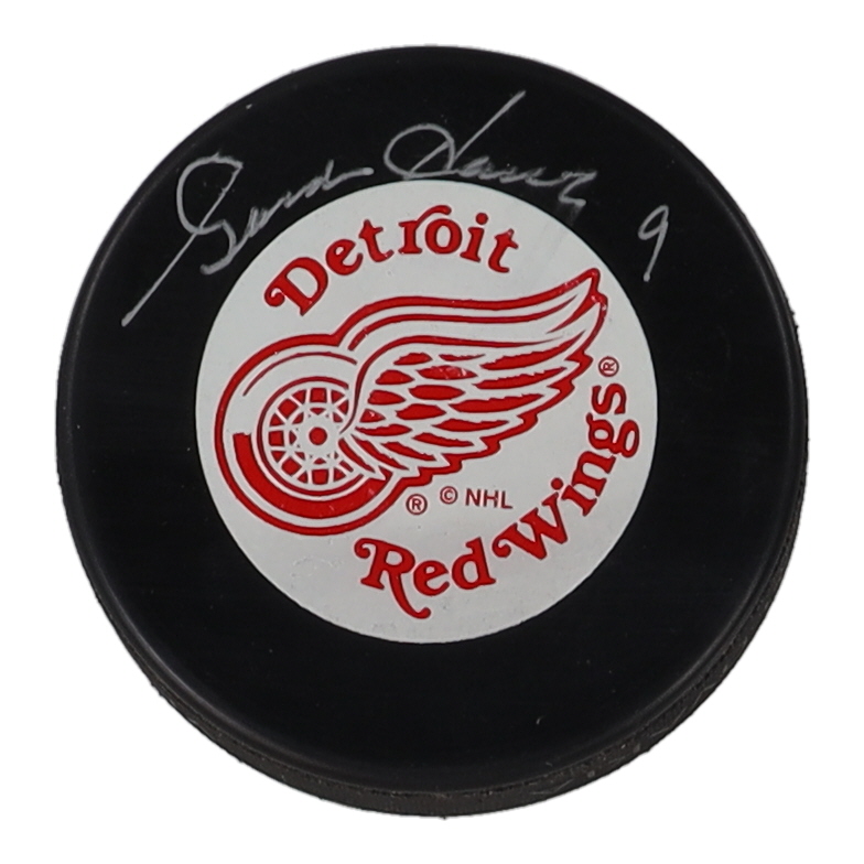 Gordie Howe Signed Red Wings Logo Puck (JSA) at PristineAuction.com Gordie Howe Signed Red Wings Logo Puck (JSA) at PristineAuction.com