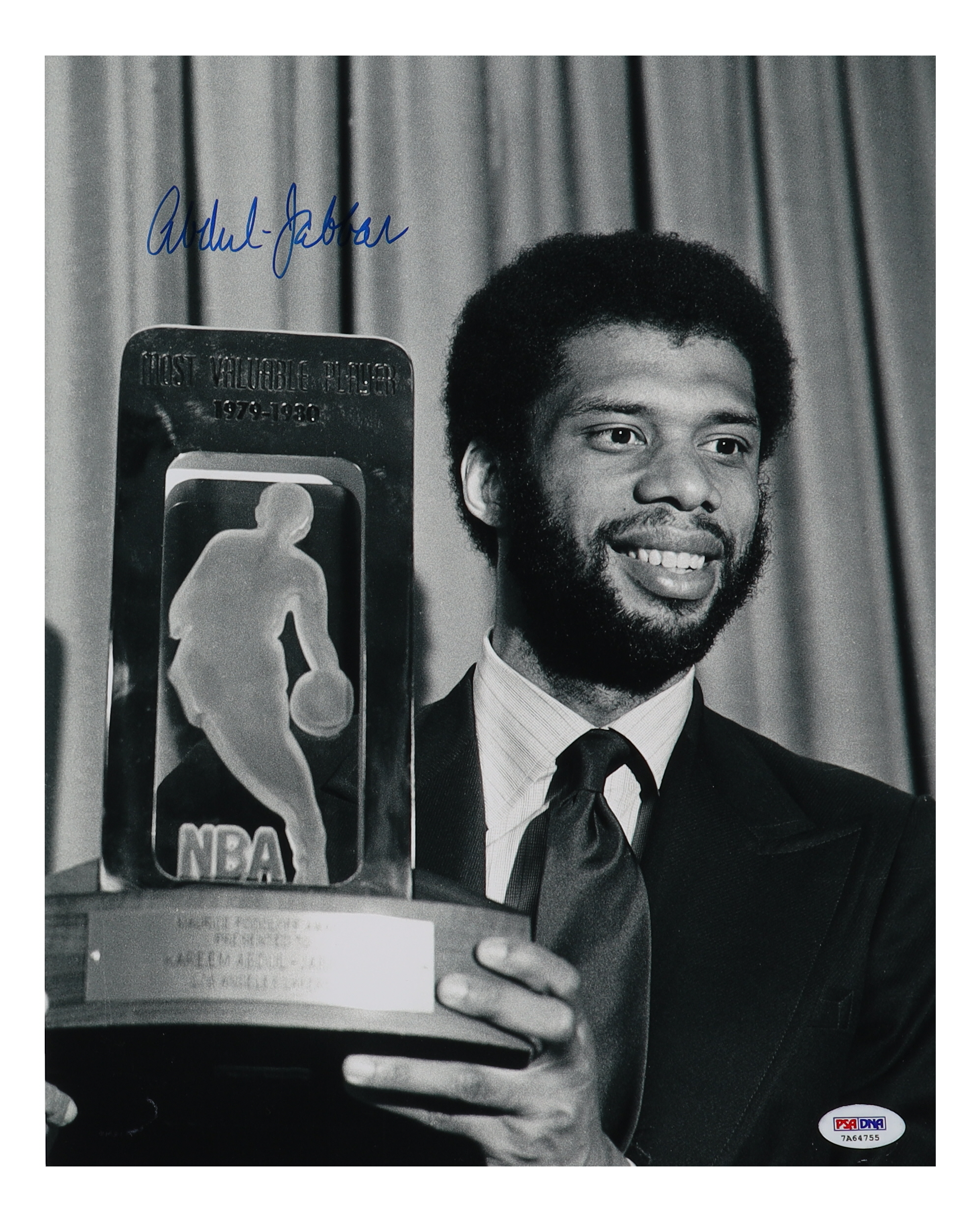 Kareem Abdul-Jabbar Signed 11x14 Photo (PSA) at PristineAuction.com Kareem Abdul-Jabbar Signed 11x14 Photo (PSA) at PristineAuction.com