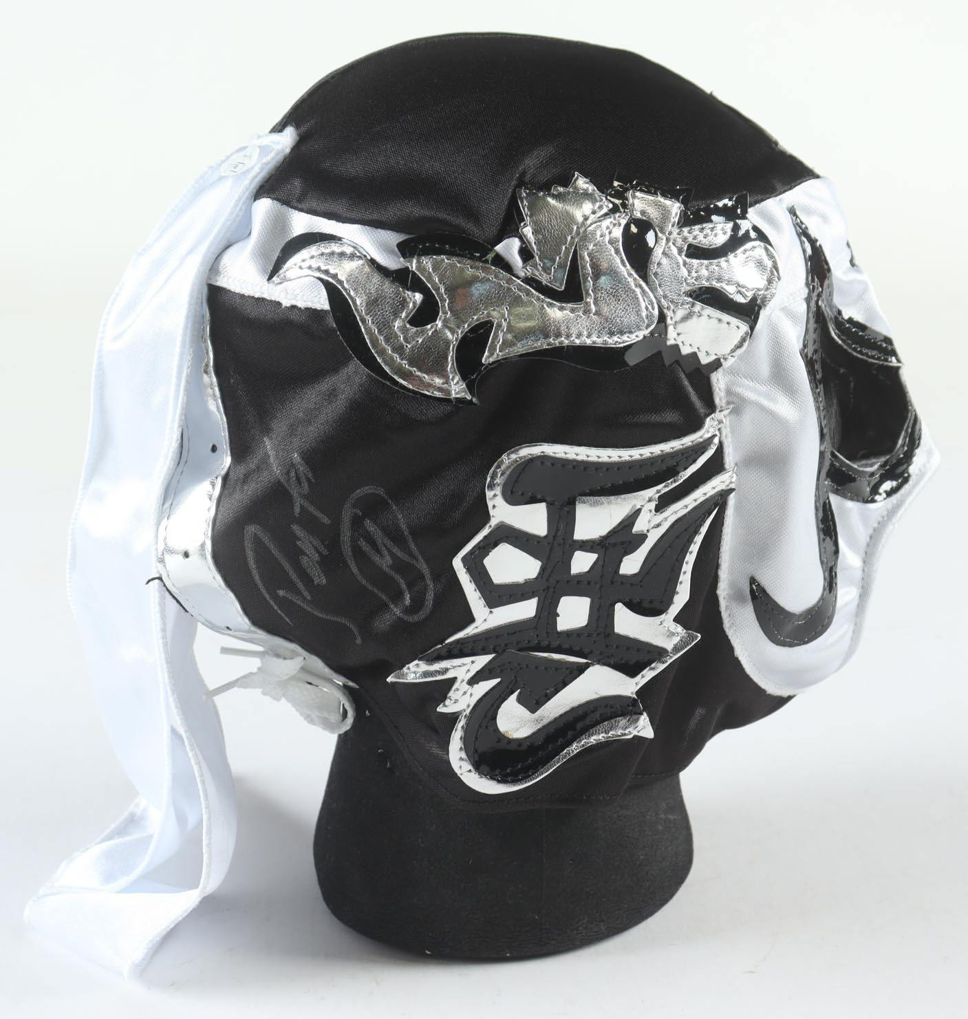 Penta El Zero Miedo Signed AEW Luchador Mask (JSA) at PristineAuction.com Penta El Zero Miedo Signed AEW Luchador Mask (JSA) at PristineAuction.com