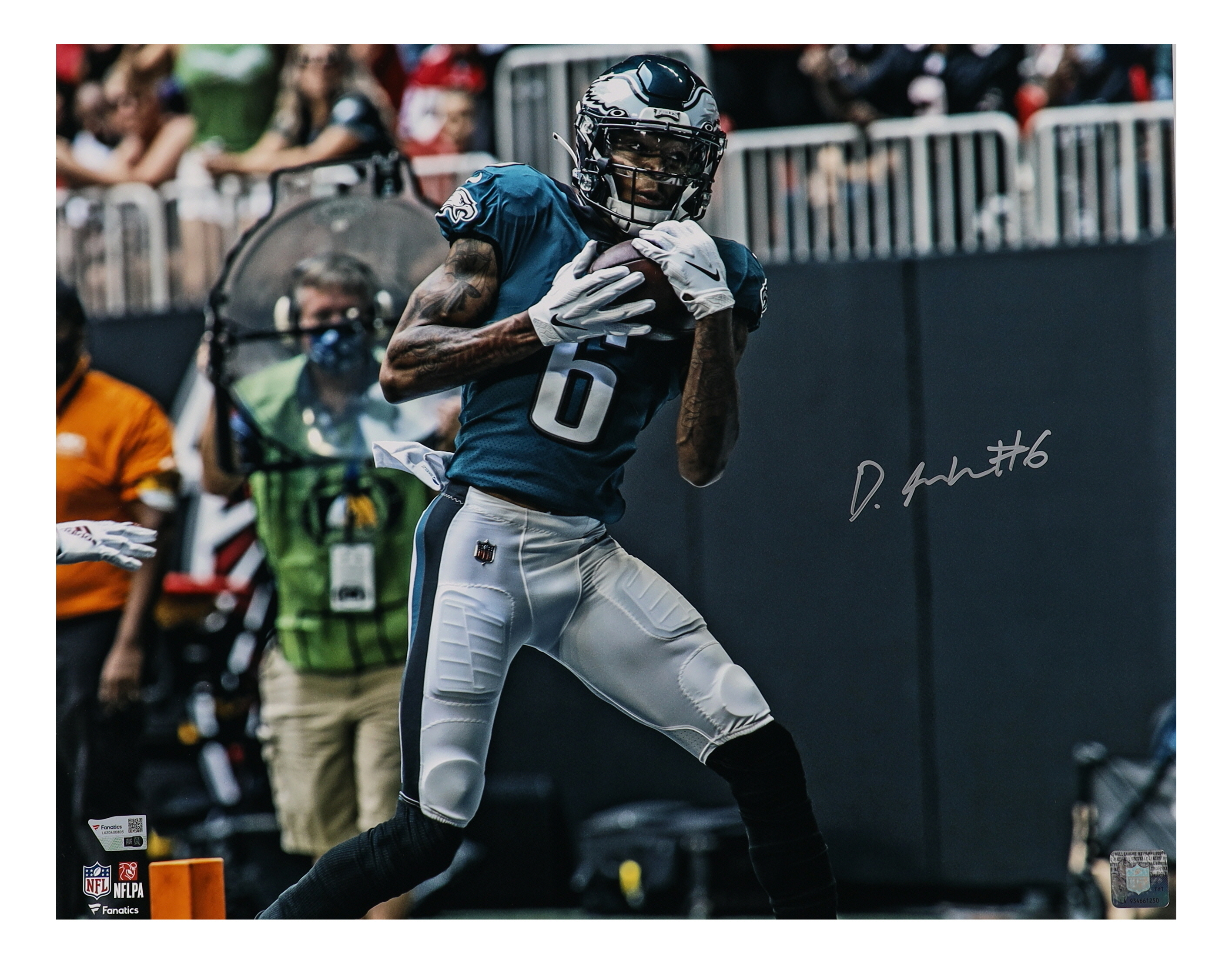 DeVonta Smith Signed Eagles 16x20 Photo (Fanatics) at PristineAuction.com DeVonta Smith Signed Eagles 16x20 Photo (Fanatics) at PristineAuction.com