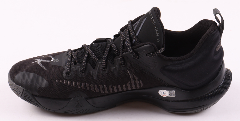 Giannis Antetokounmpo Signed Nike Basketball Shoe (Beckett) at PristineAuction.com Giannis Antetokounmpo Signed Nike Basketball Shoe (Beckett) at PristineAuction.com