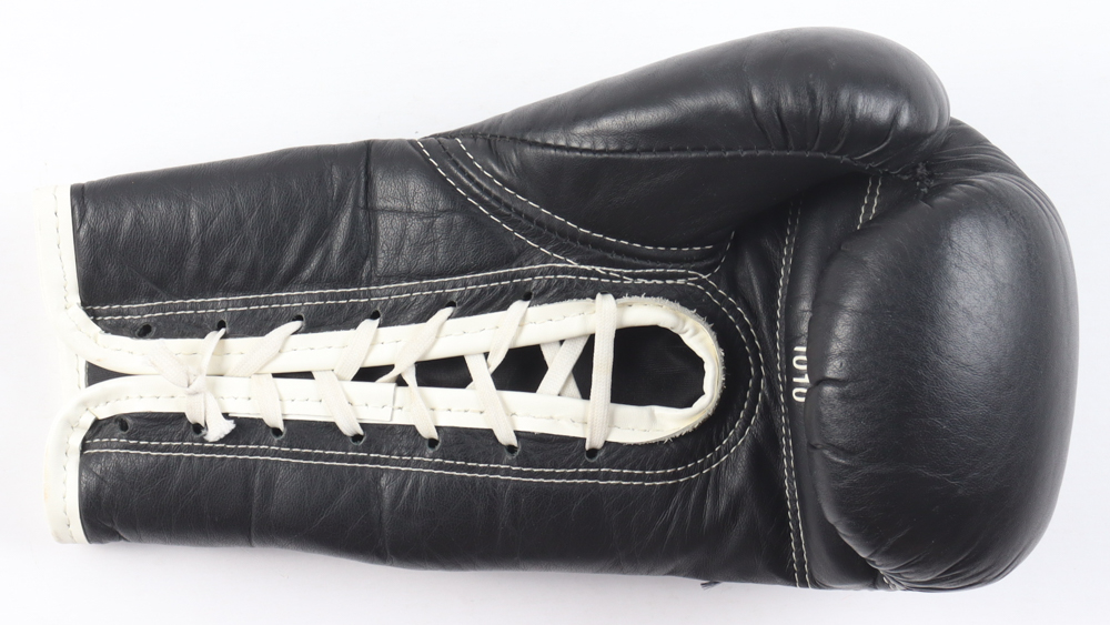 Mike Tyson Signed Everlast Boxing Glove (Tyson) at PristineAuction.com Mike Tyson Signed Everlast Boxing Glove (Tyson) at PristineAuction.com
